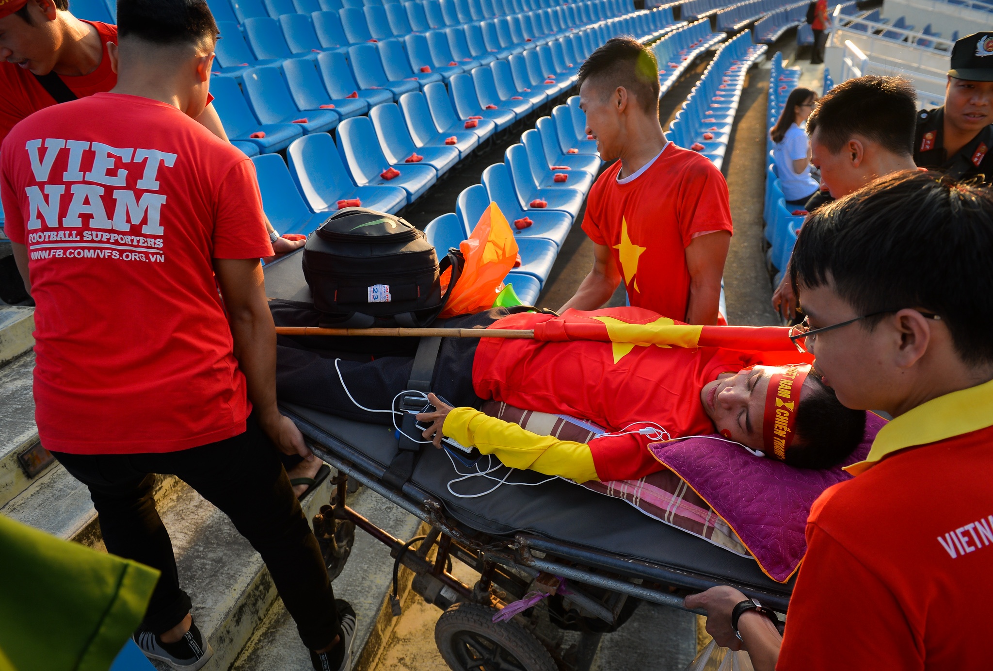 Co dong vien nam xe lan duoc khieng len dinh khan dai san My Dinh hinh anh