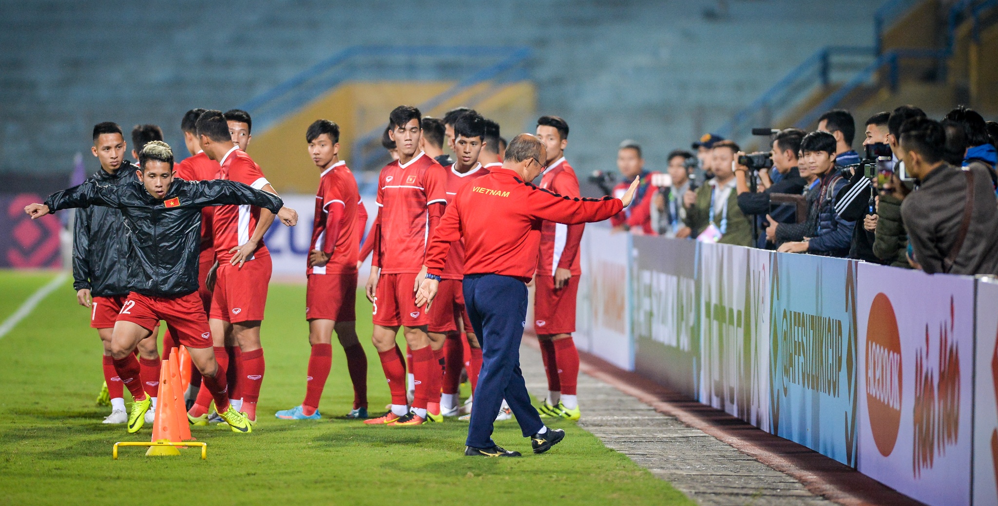 Van Hau vui ve truoc khi doi dau doi tuyen Campuch anh 9