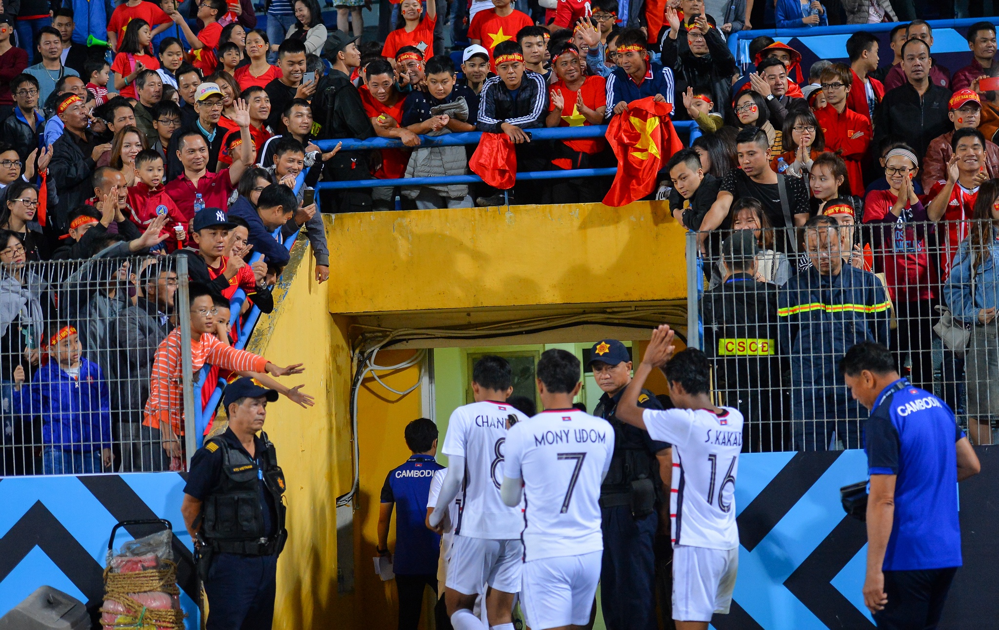 Bo 3 trung ve om lay nhau anh 8