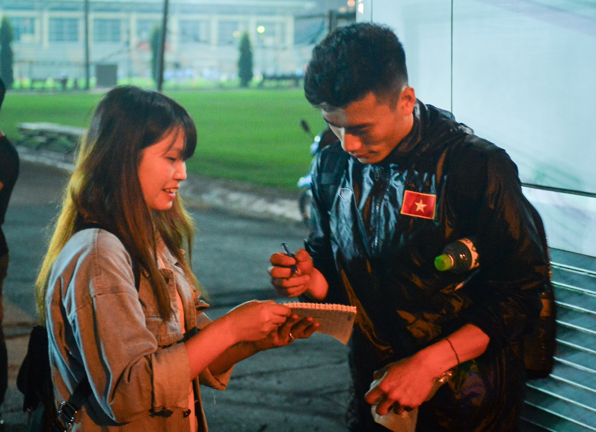 Van Toan duoc fan tang qua anh 7