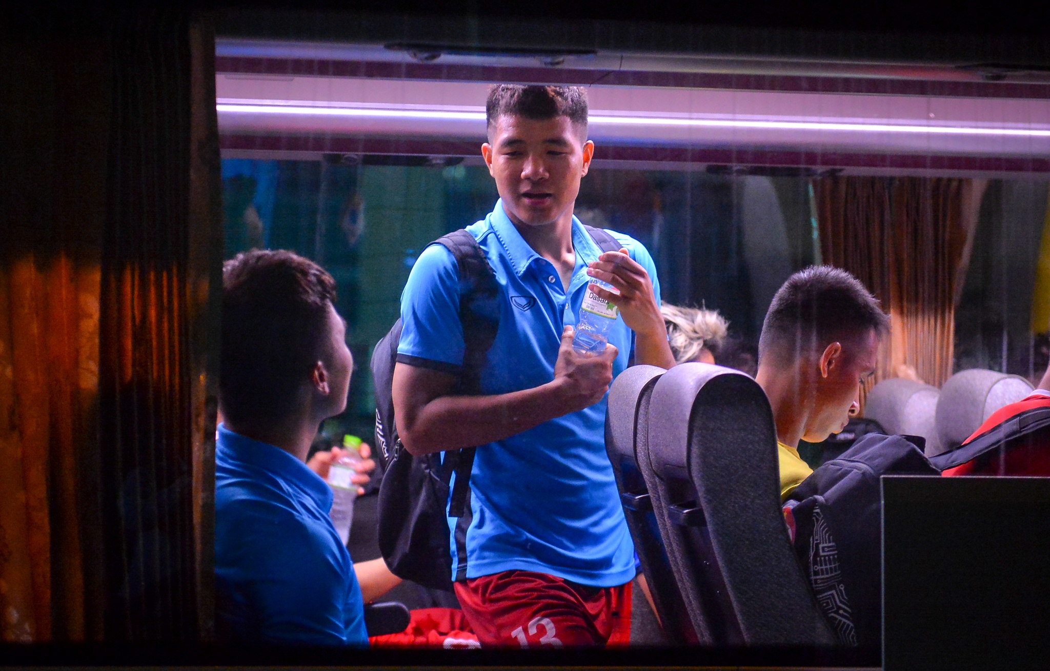 Van Toan duoc fan tang qua anh 8