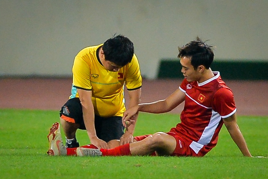 Van Toan tro lai tap luyen sau 2 tuan chan thuong hinh anh