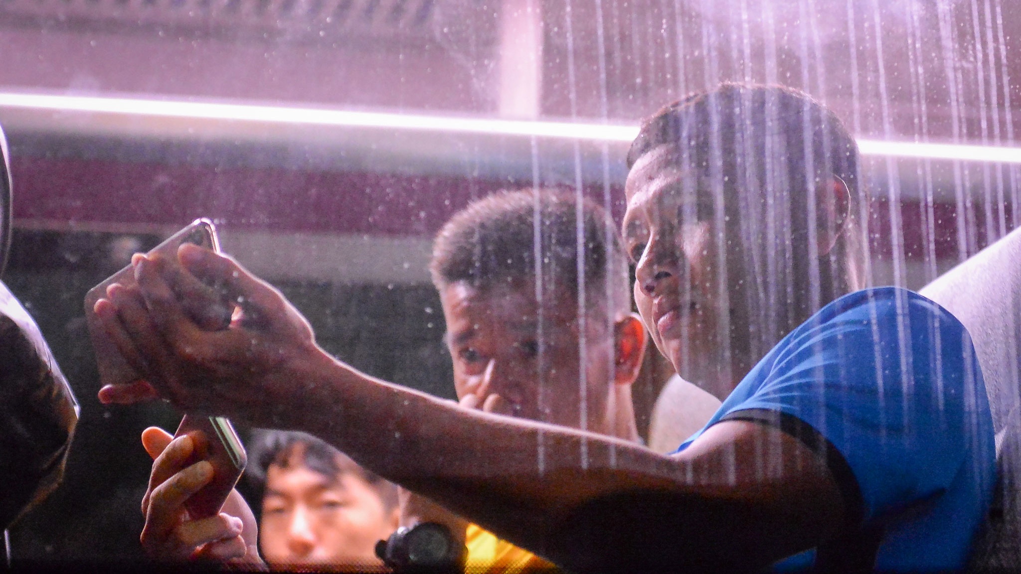 Thay tro HLV Park Hang-seo xem tran Thai Lan va Malaysia ngay tren oto hinh anh