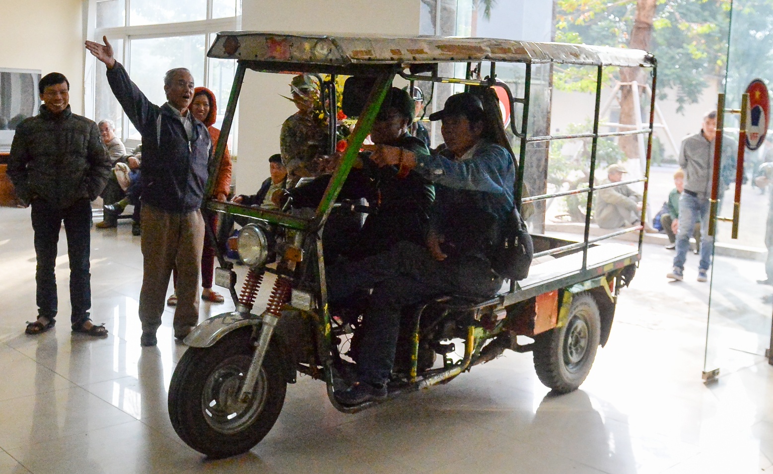 Nhieu thuong binh day tung cua, phi xe 3 banh vao trong tru so VFF hinh anh