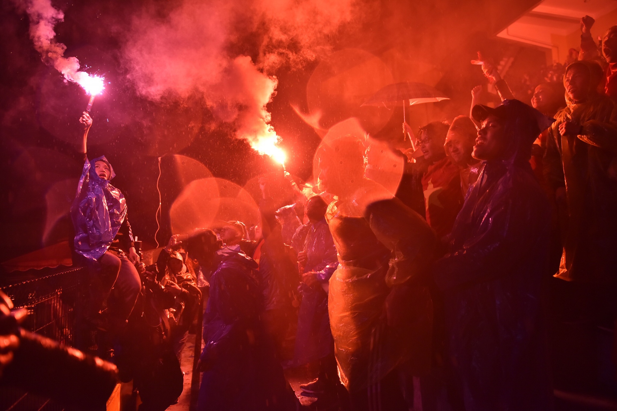 Cổ động viên đội mưa cổ vũ đội tuyển ảnh 6 Co dong vien doi mua co vu doi tuyen anh 6