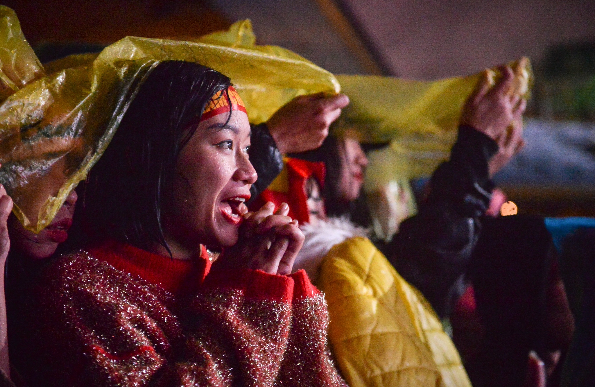 Cổ động viên đội mưa cổ vũ đội tuyển ảnh 9 Co dong vien doi mua co vu doi tuyen anh 9