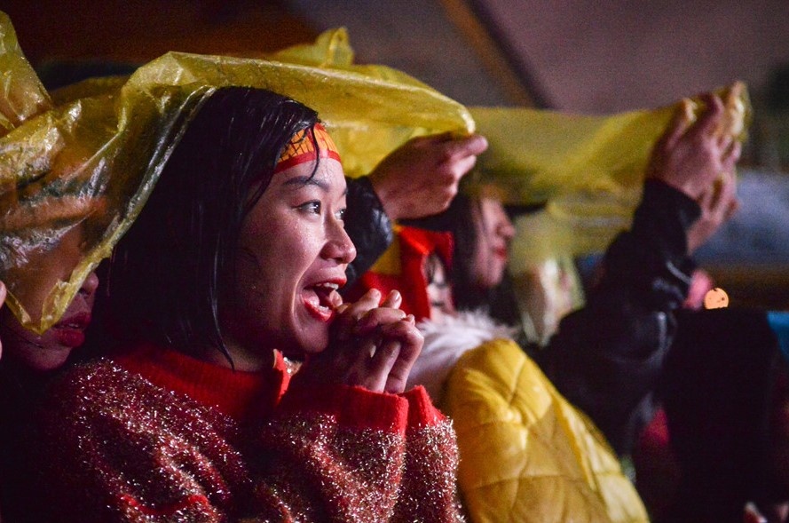 Co dong vien Ha Noi doi mua, gam banh mi co vu doi tuyen Viet Nam hinh anh