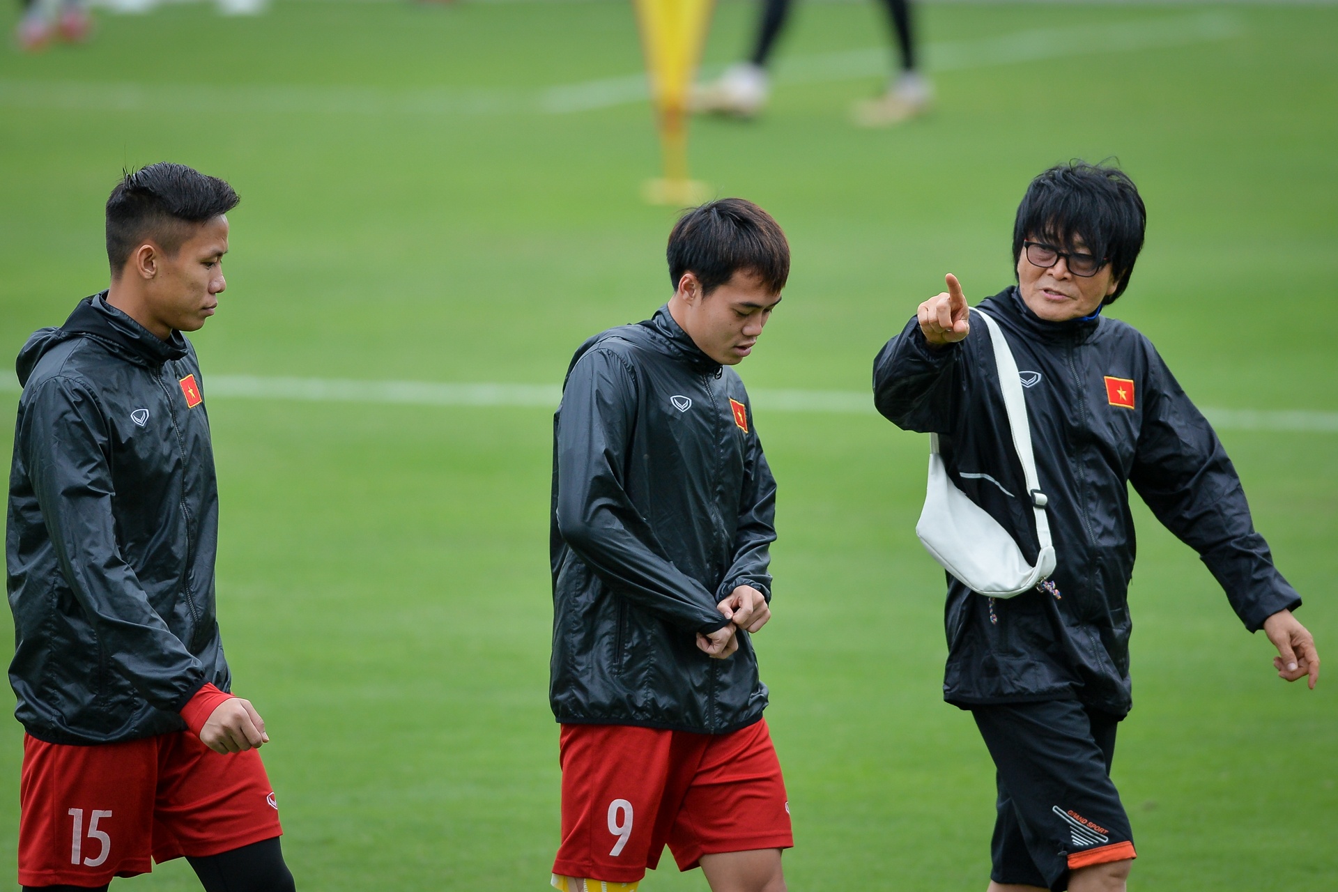 Van Toan, Ngoc Hai tap rieng voi bac si truoc them chung ket AFF Cup hinh anh