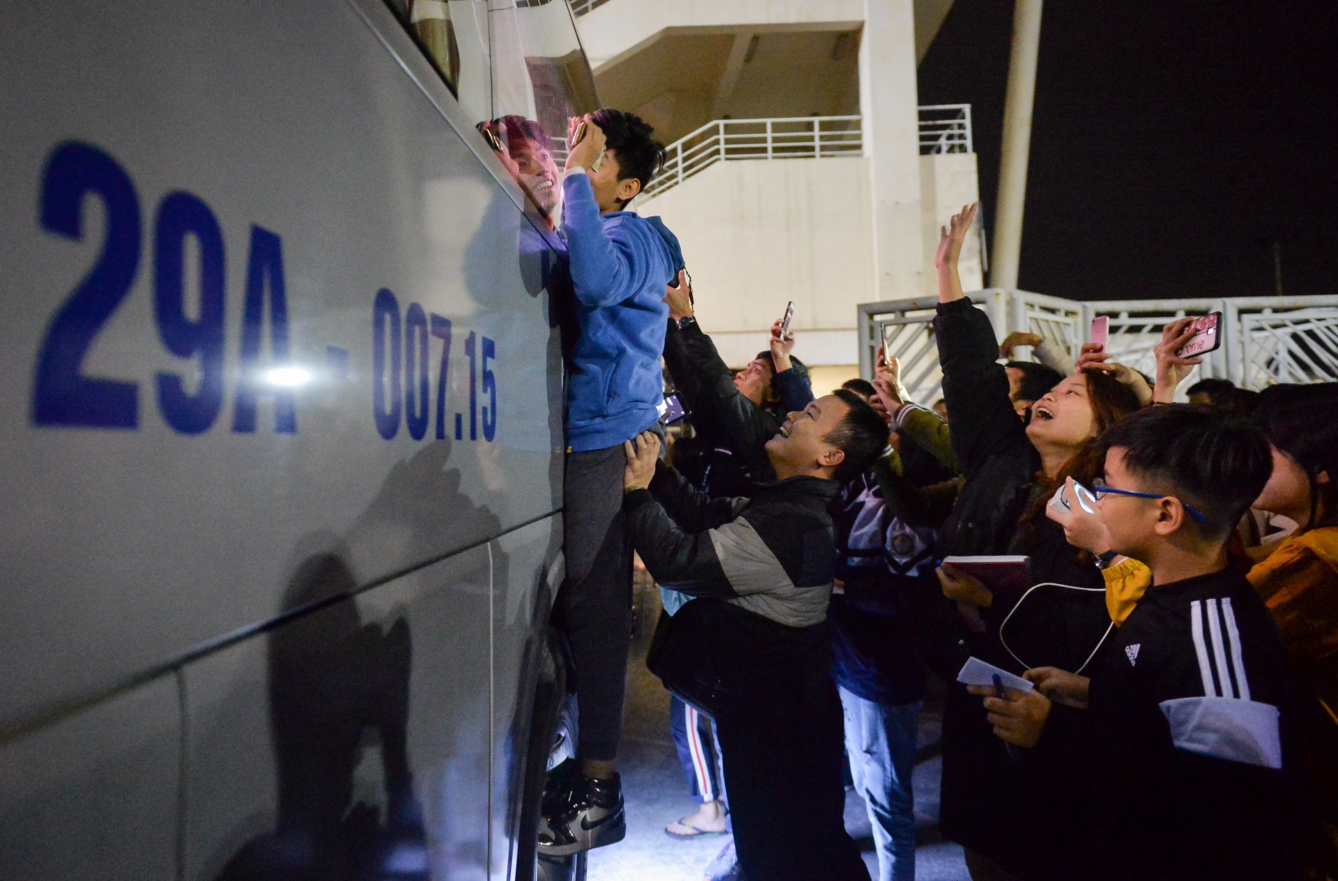 Nguoi ham mo bam theo xe cua doi tuyen Viet Nam hinh anh