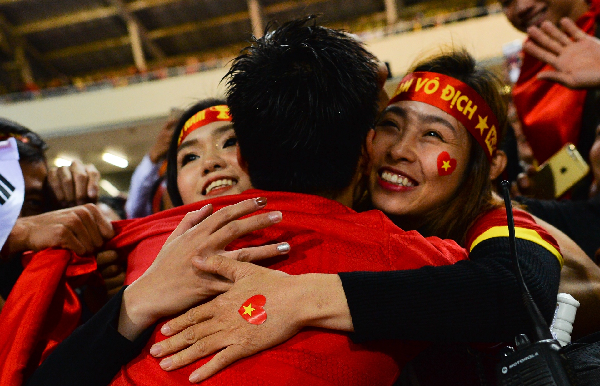 Duy Manh vui mung ben ban gai khi tro thanh nha vo dich AFF Cup hinh anh