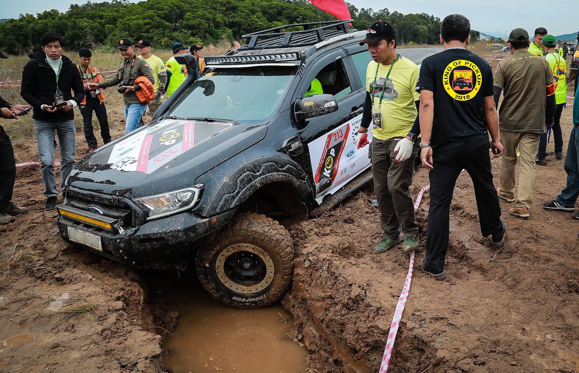 Xe ban tai dua nhau loi nuoc anh 10