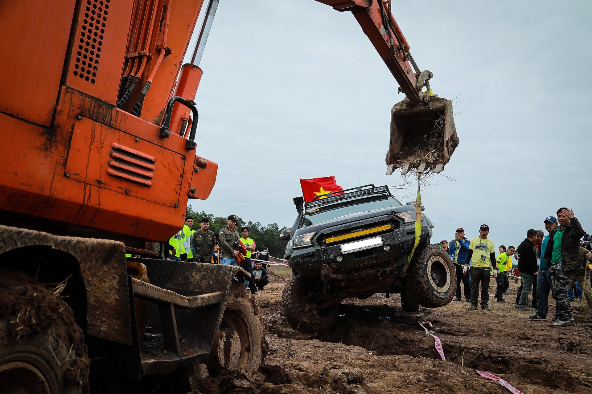 Xe ban tai dua nhau loi nuoc anh 11