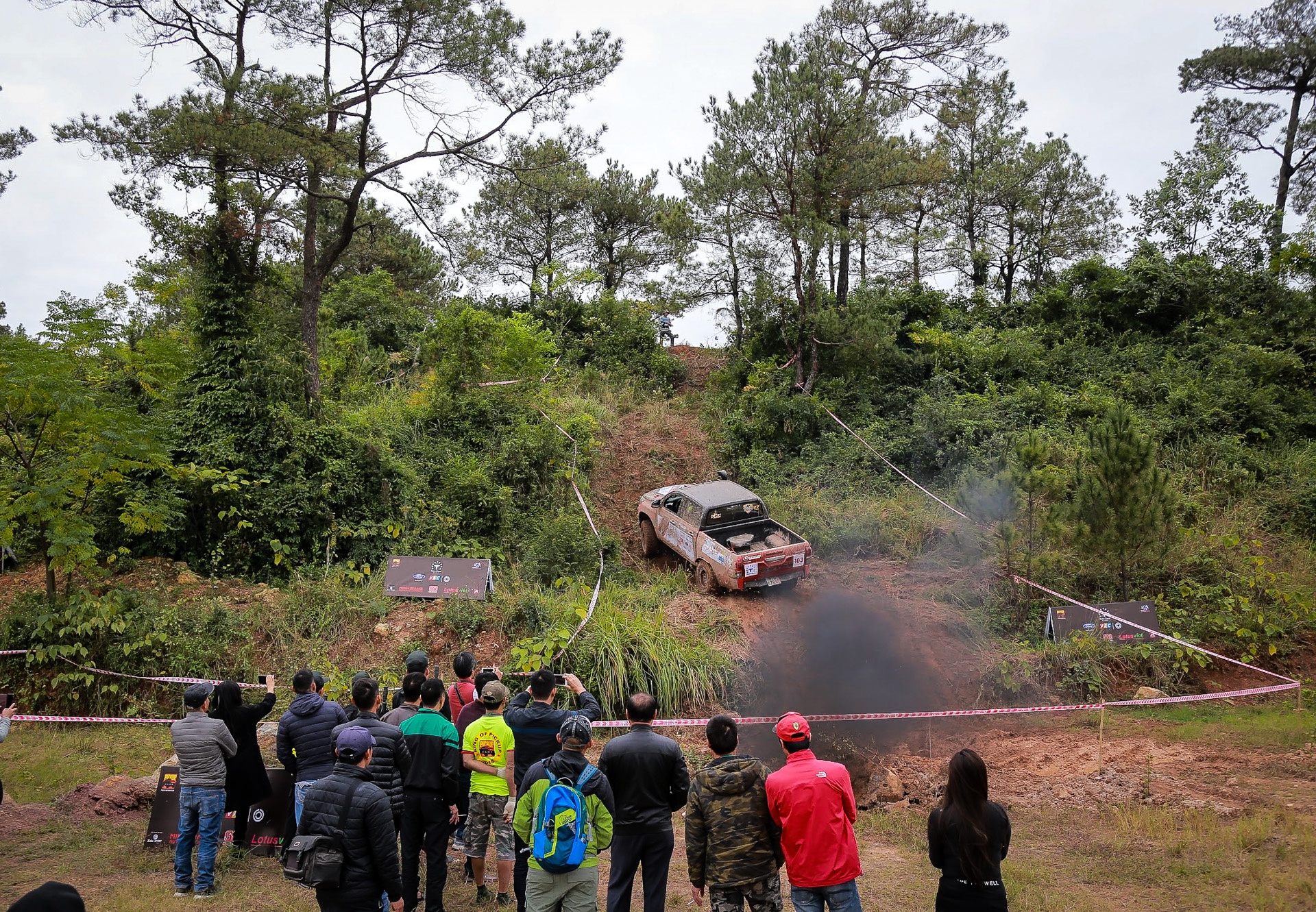 Xe ban tai dua nhau loi nuoc anh 1