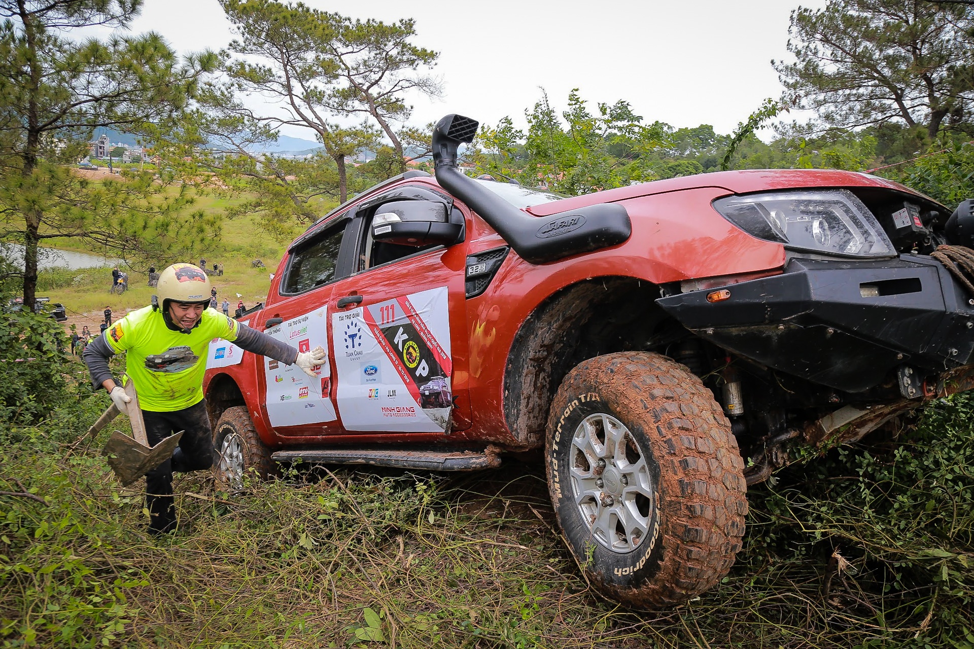 Xe ban tai dua nhau loi nuoc anh 2