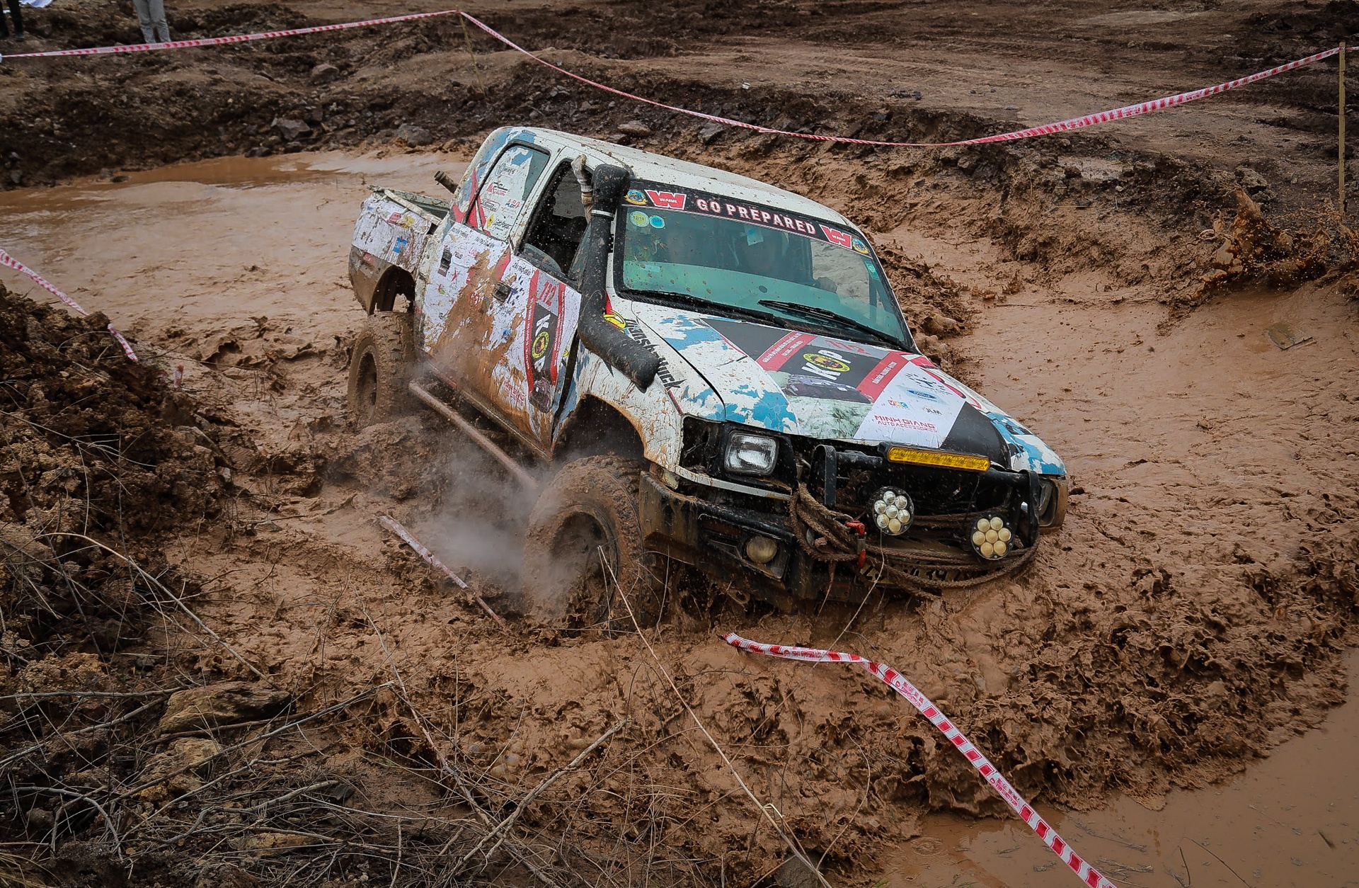 Xe ban tai dua nhau loi nuoc anh 3