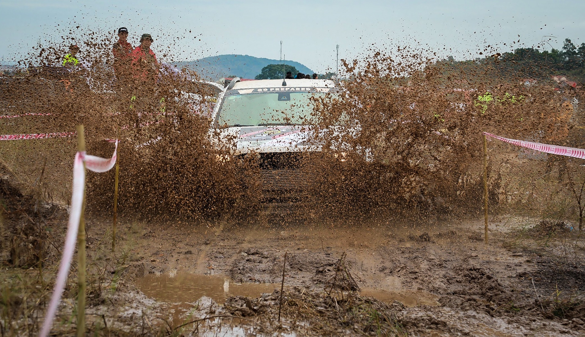 Xe ban tai dua nhau loi nuoc anh 4