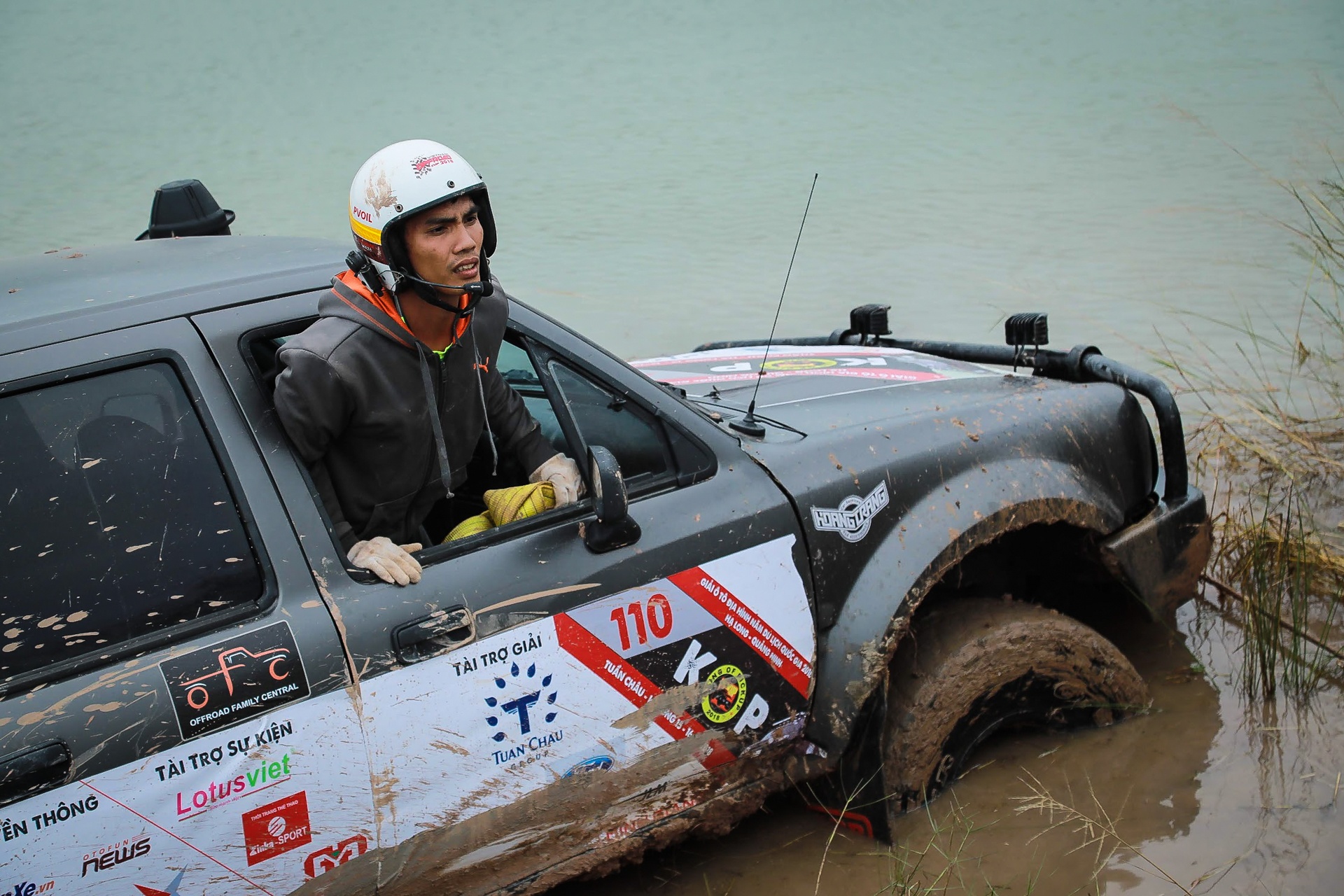 Xe ban tai dua nhau loi nuoc anh 7