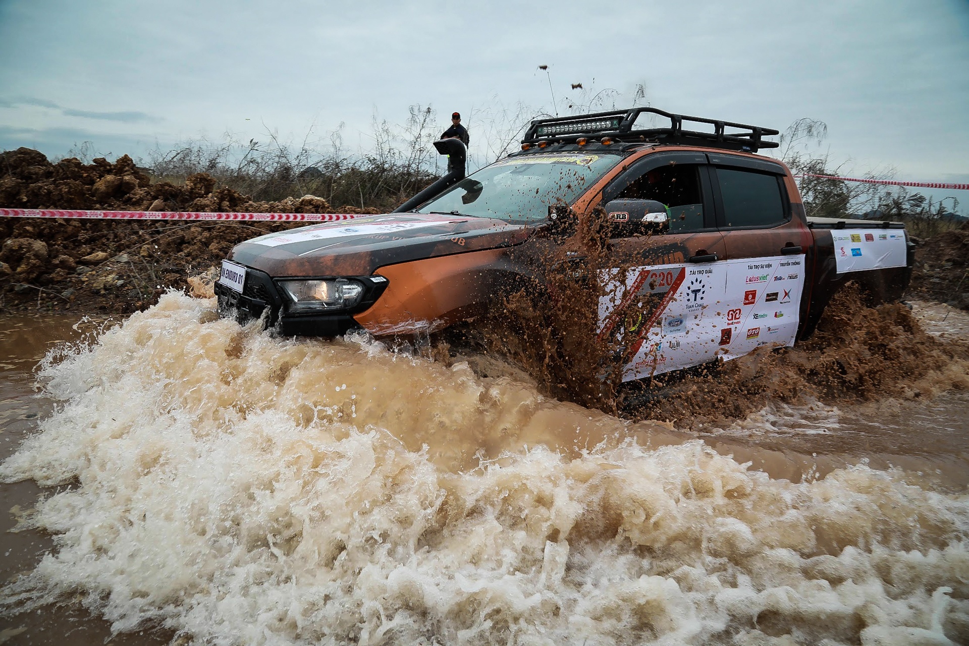 Hon 50 xe ban tai loi nuoc, vat lon trong bun o Quang Ninh hinh anh