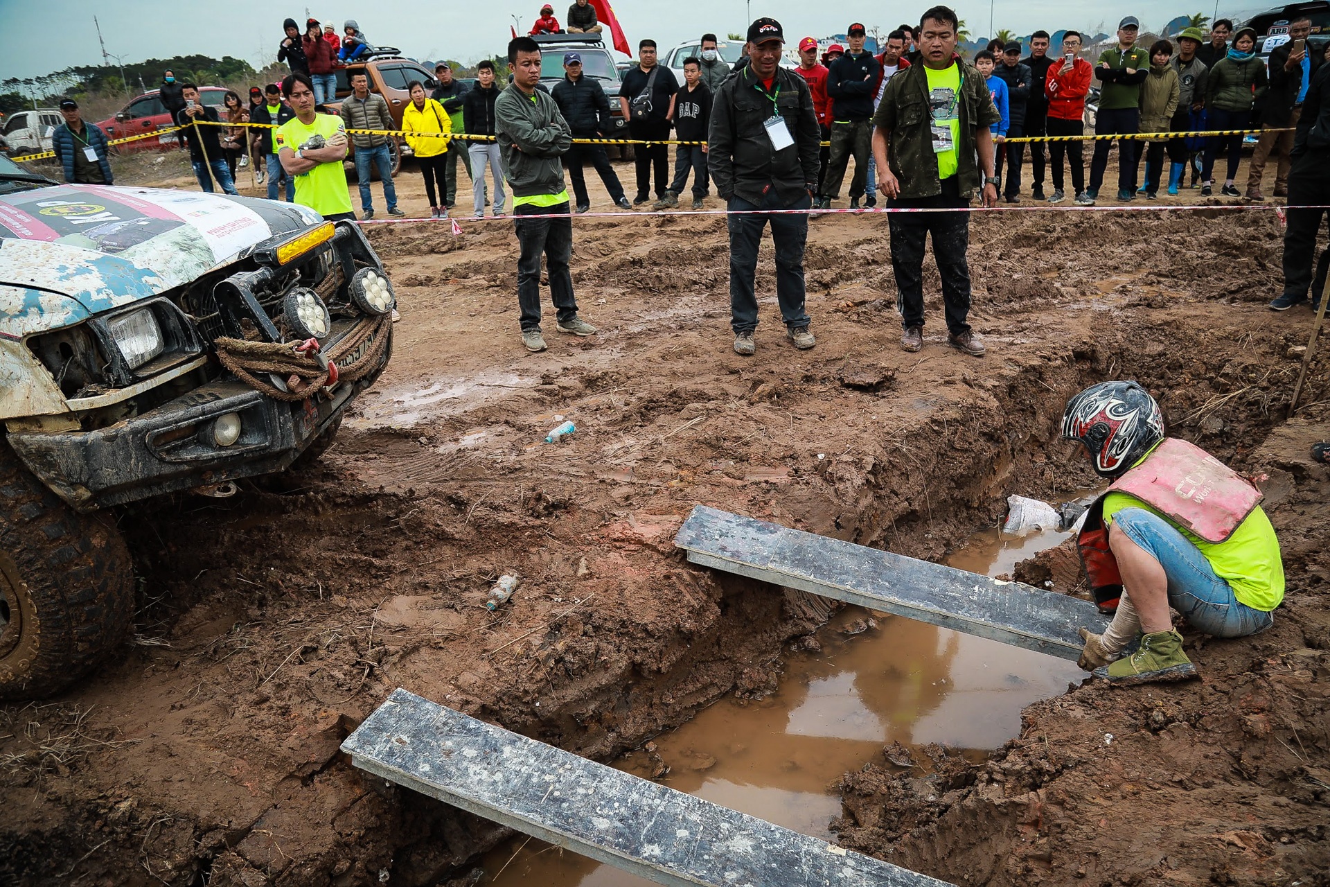 Xe ban tai dua nhau loi nuoc anh 8