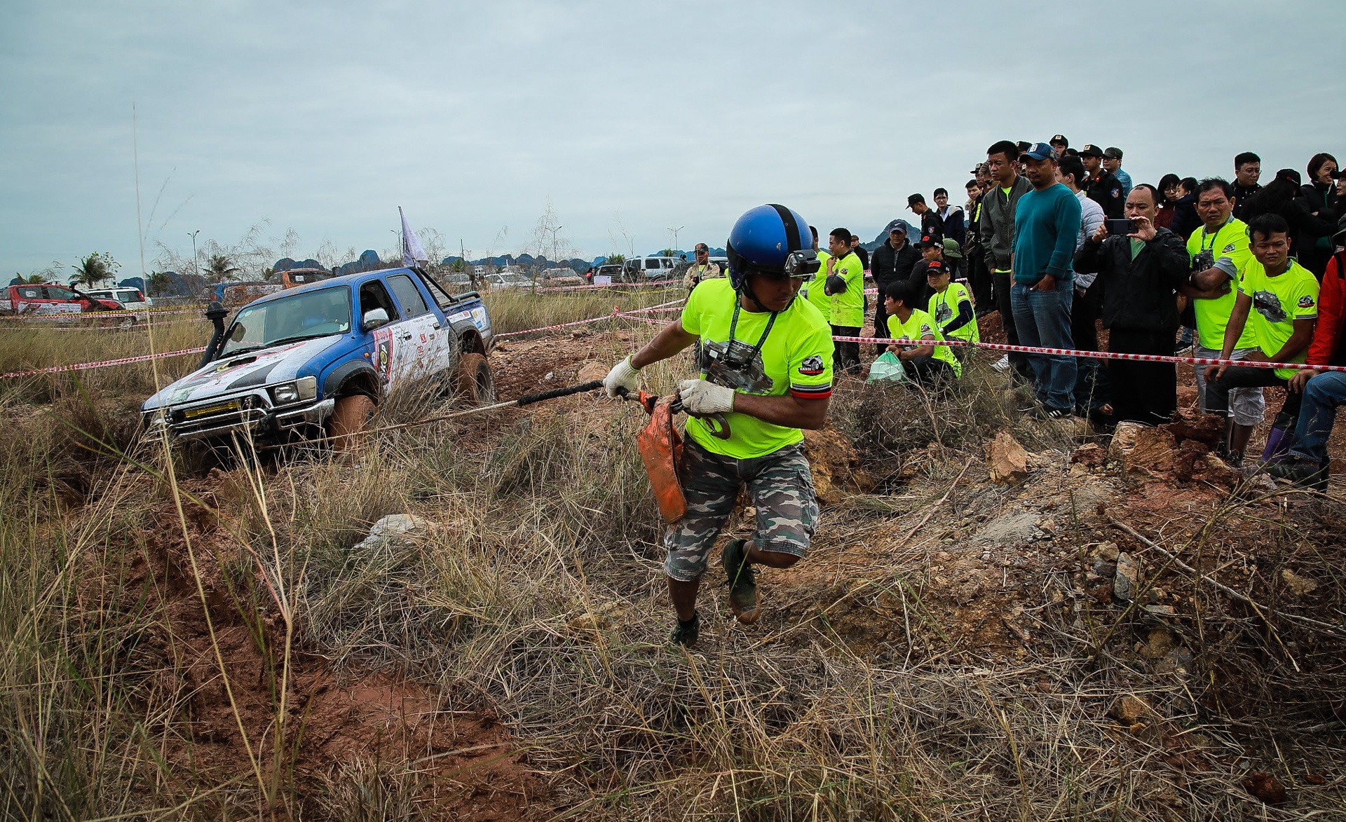 Xe ban tai dua nhau loi nuoc anh 9