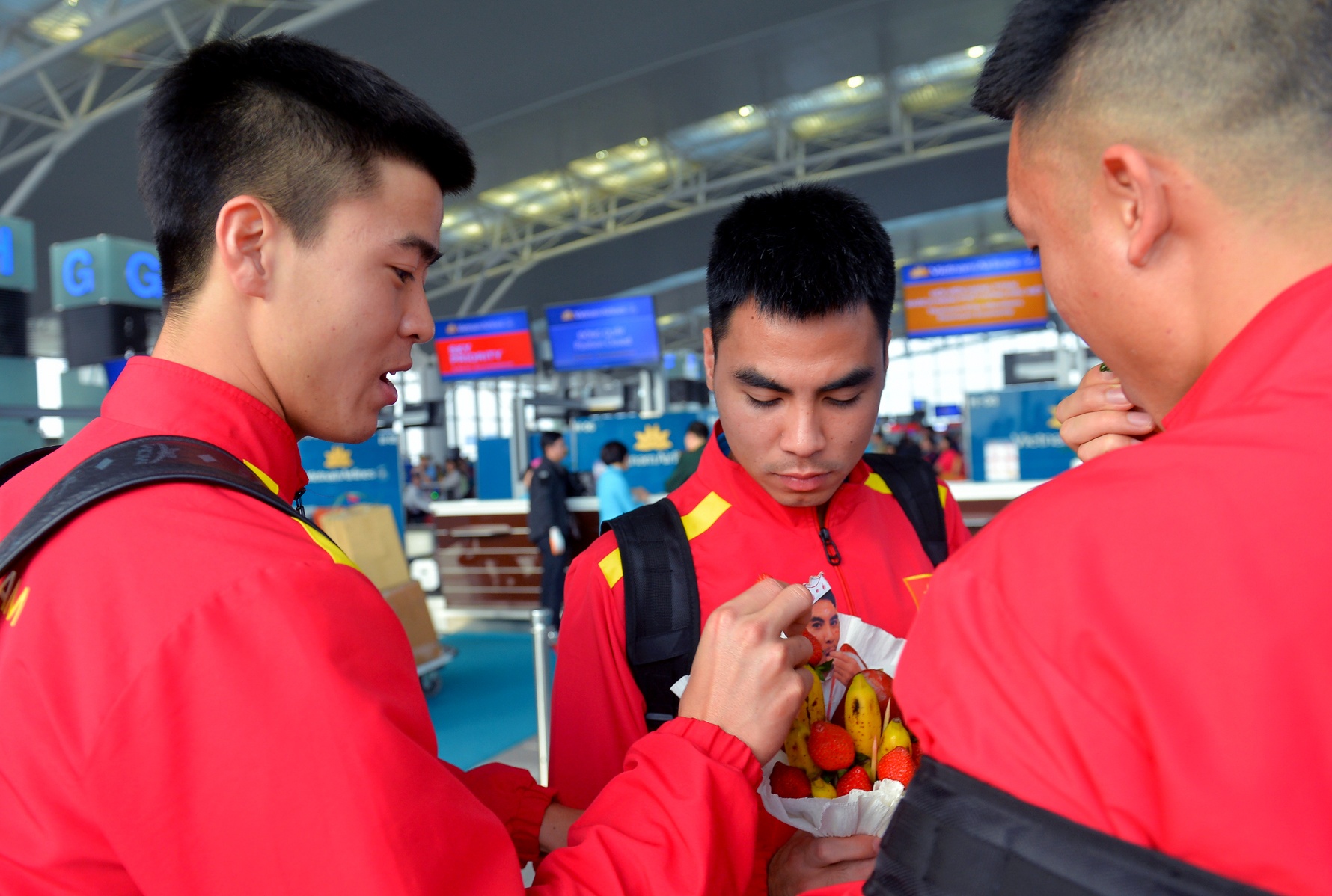 Đức Huy được fan tặng bó hoa dây tây ảnh 4 Duc Huy duoc fan tang bo hoa day tay anh 4