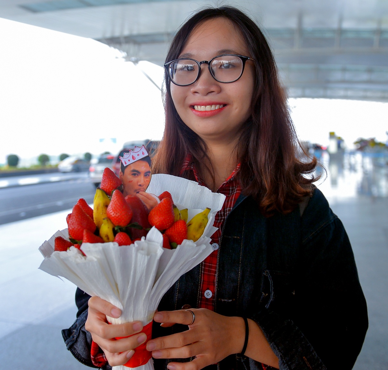 Đức Huy được fan tặng bó hoa dây tây ảnh 2 Duc Huy duoc fan tang bo hoa day tay anh 2