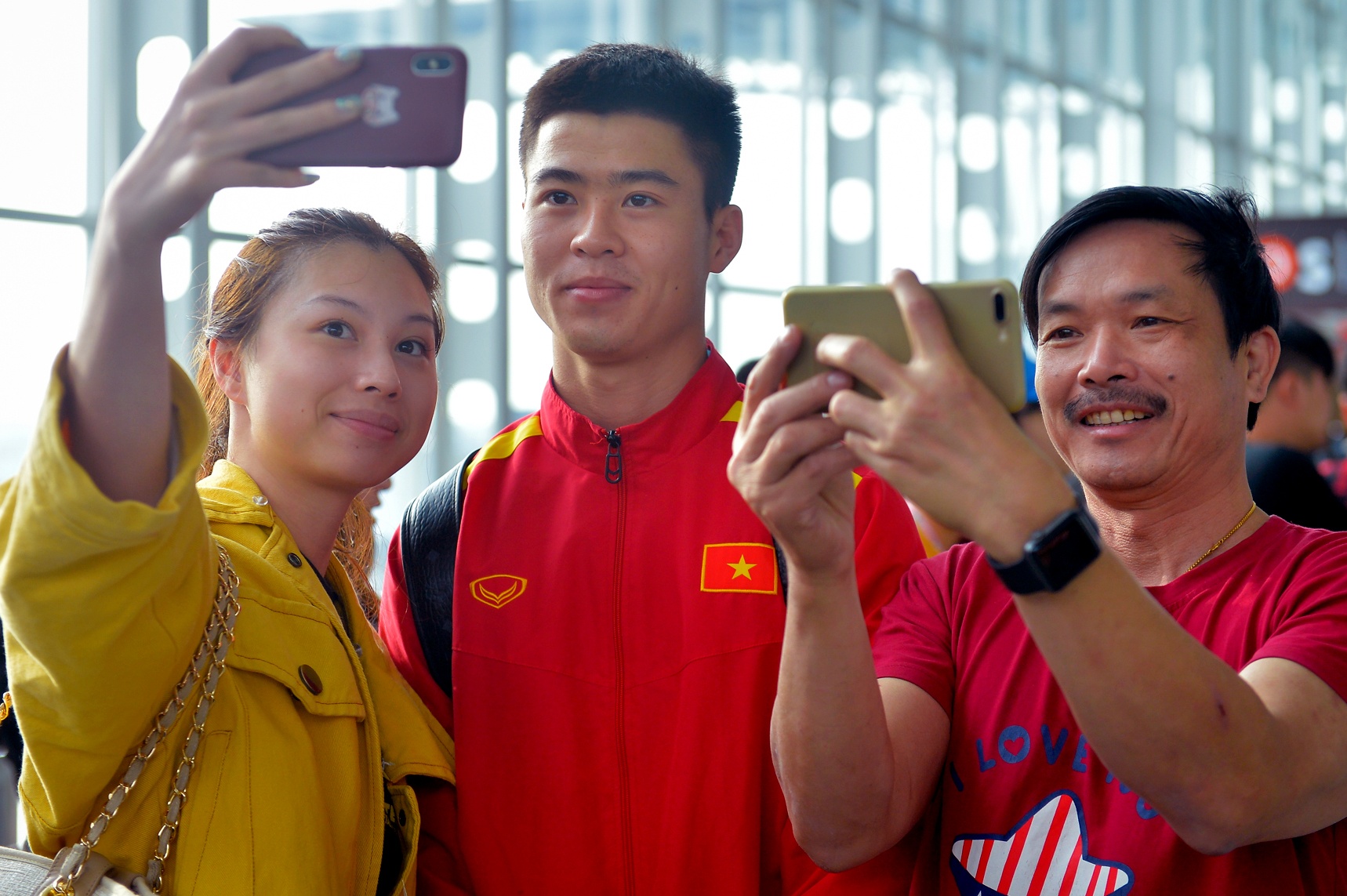 Đức Huy được fan tặng bó hoa dây tây ảnh 6 Duc Huy duoc fan tang bo hoa day tay anh 6