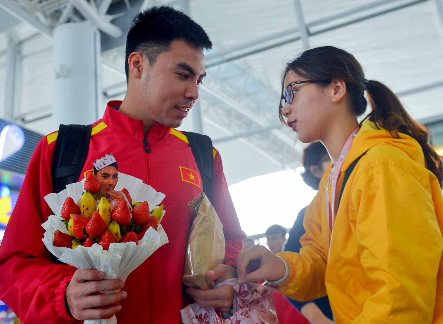 Duc Huy duoc fan nu tang bo hoa dau tay truoc khi sang Qatar hinh anh