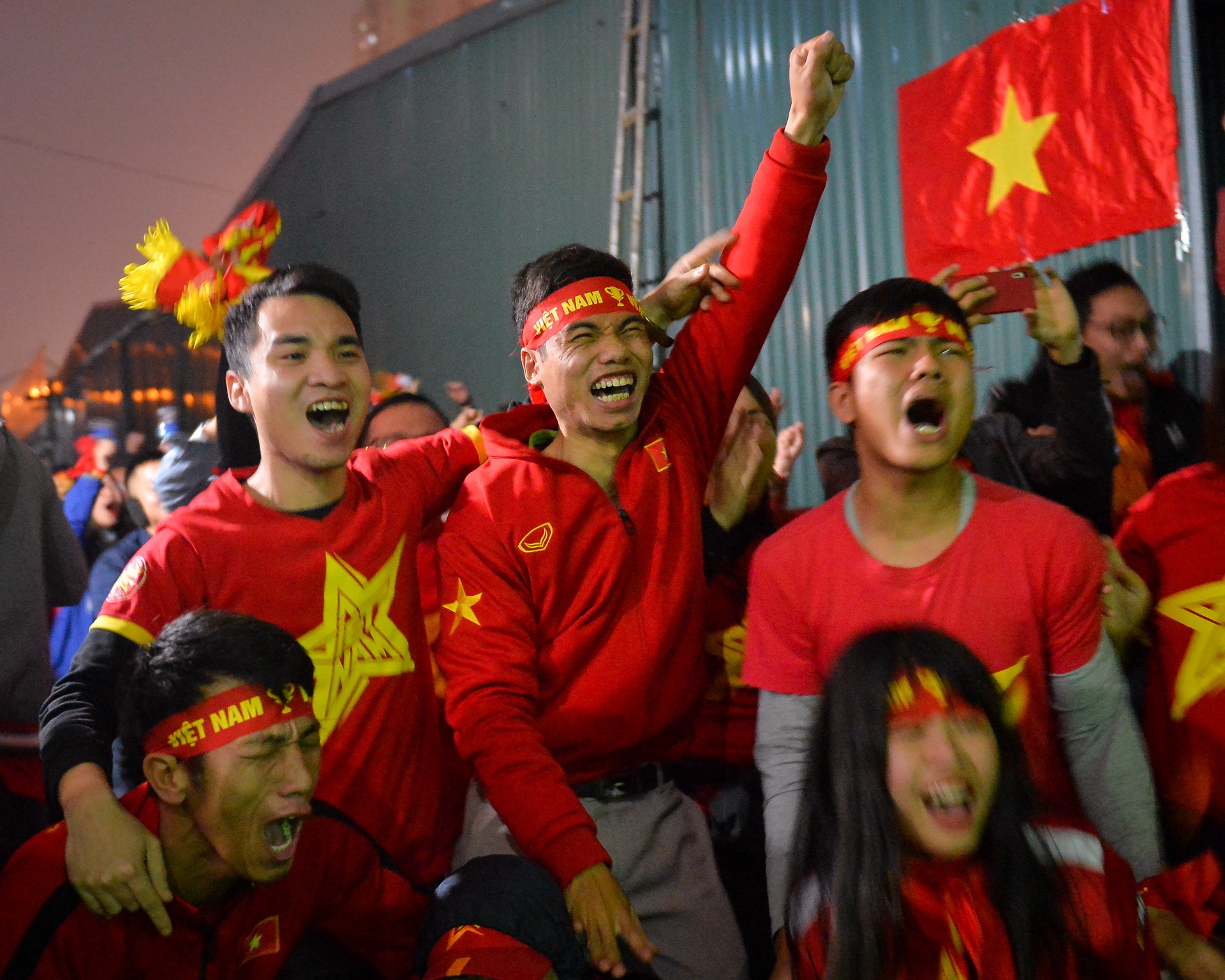 co dong vien khoc ngat anh 10