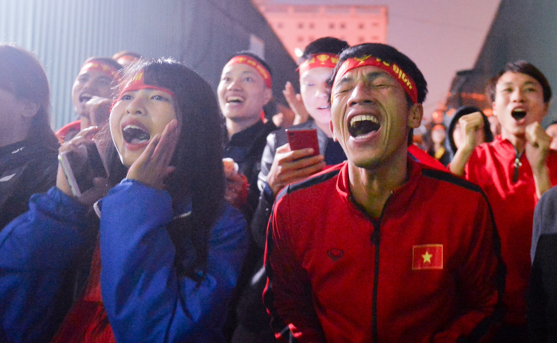 co dong vien khoc ngat anh 3