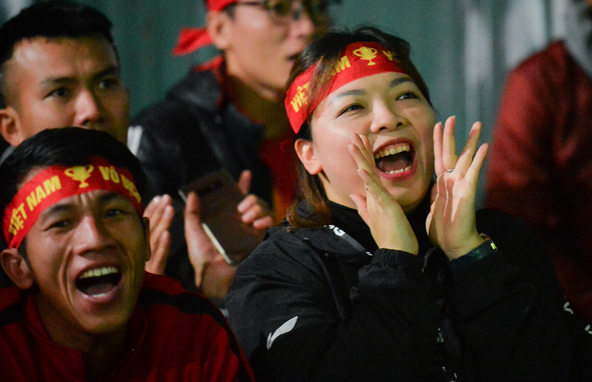 co dong vien khoc ngat anh 5