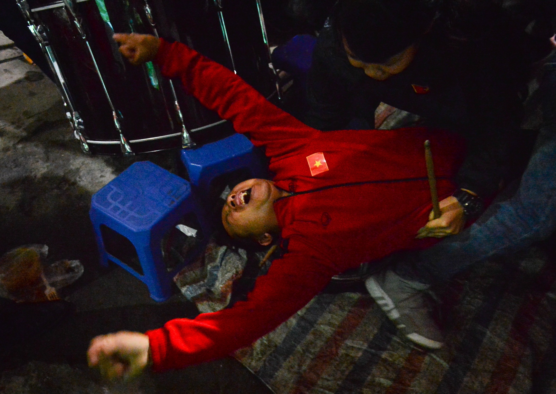 co dong vien khoc ngat anh 6