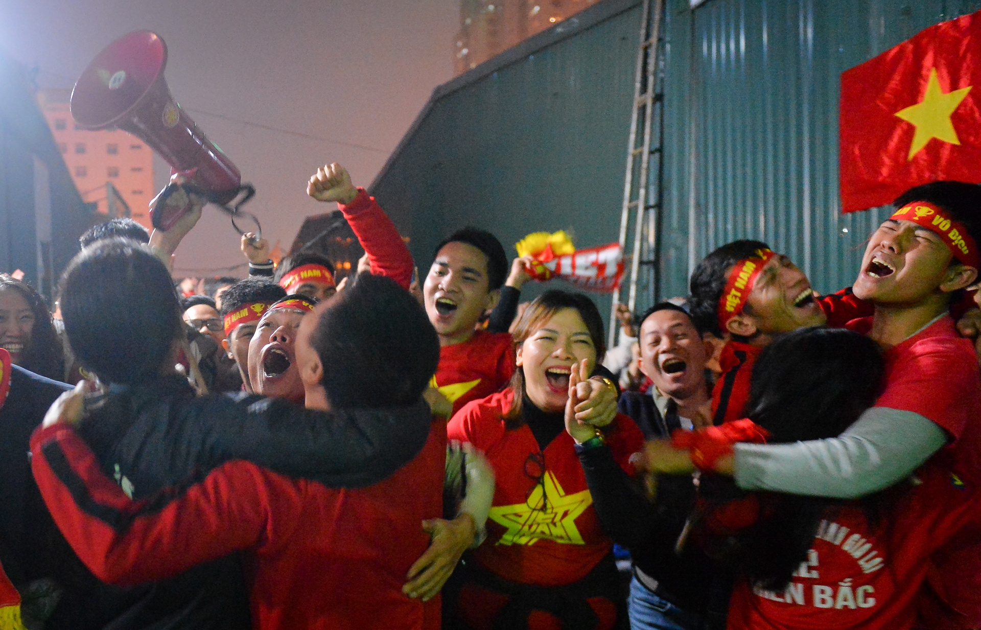 co dong vien khoc ngat anh 9