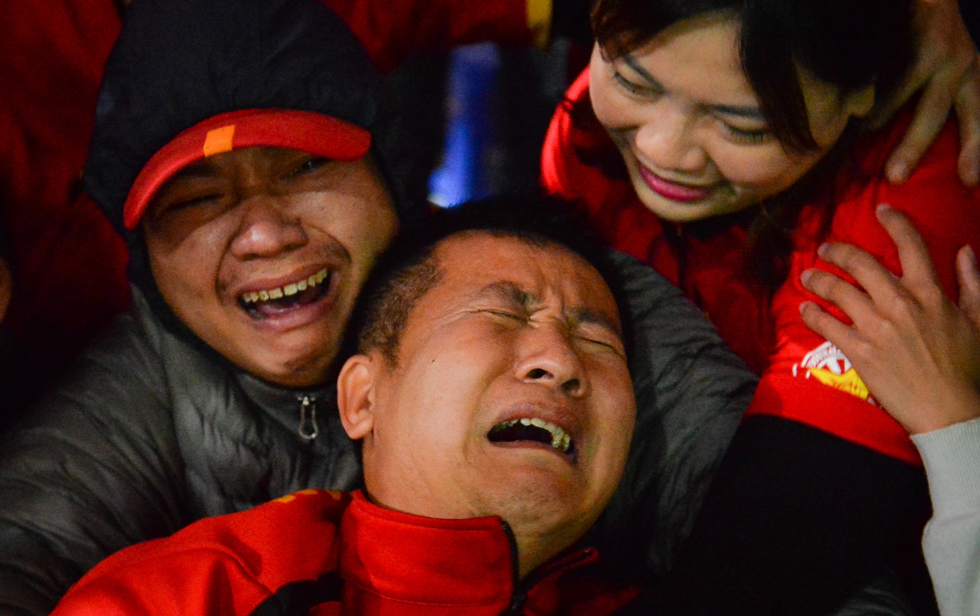 Co dong vien khoc ngat khi doi tuyen Viet Nam gianh ve vao tu ket hinh anh