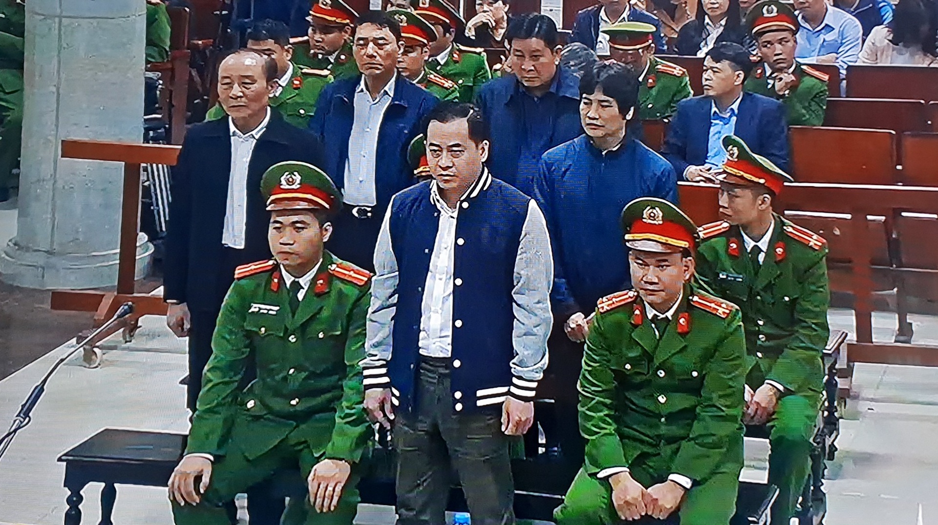 2 cuu thu truong cong an anh 7