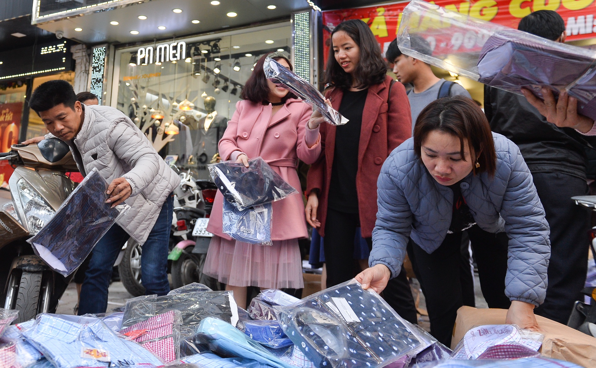 Quan ao dai ha gia trong ngay giap tet anh 3