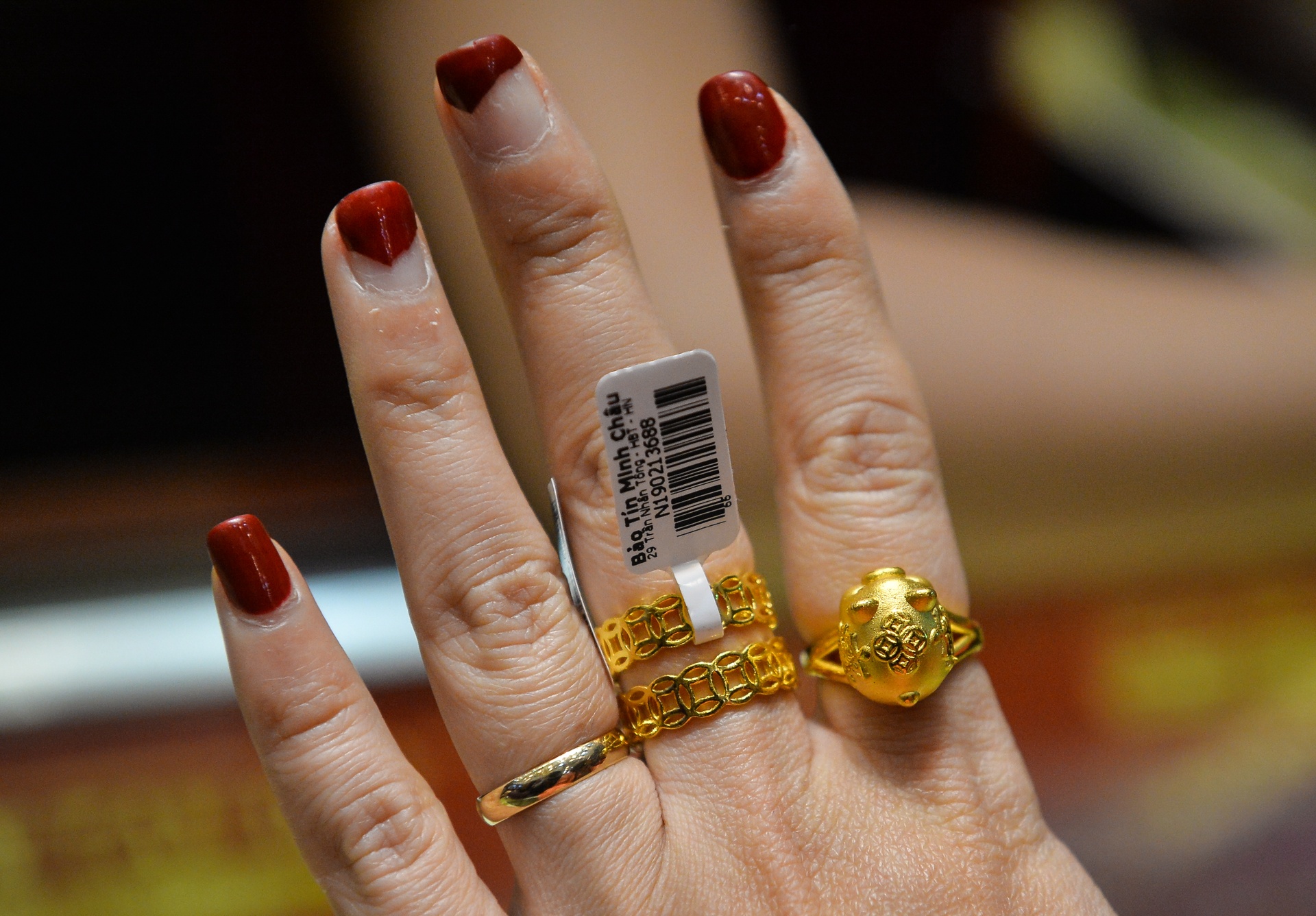 ba bau cho de xep hang mua vang anh 12