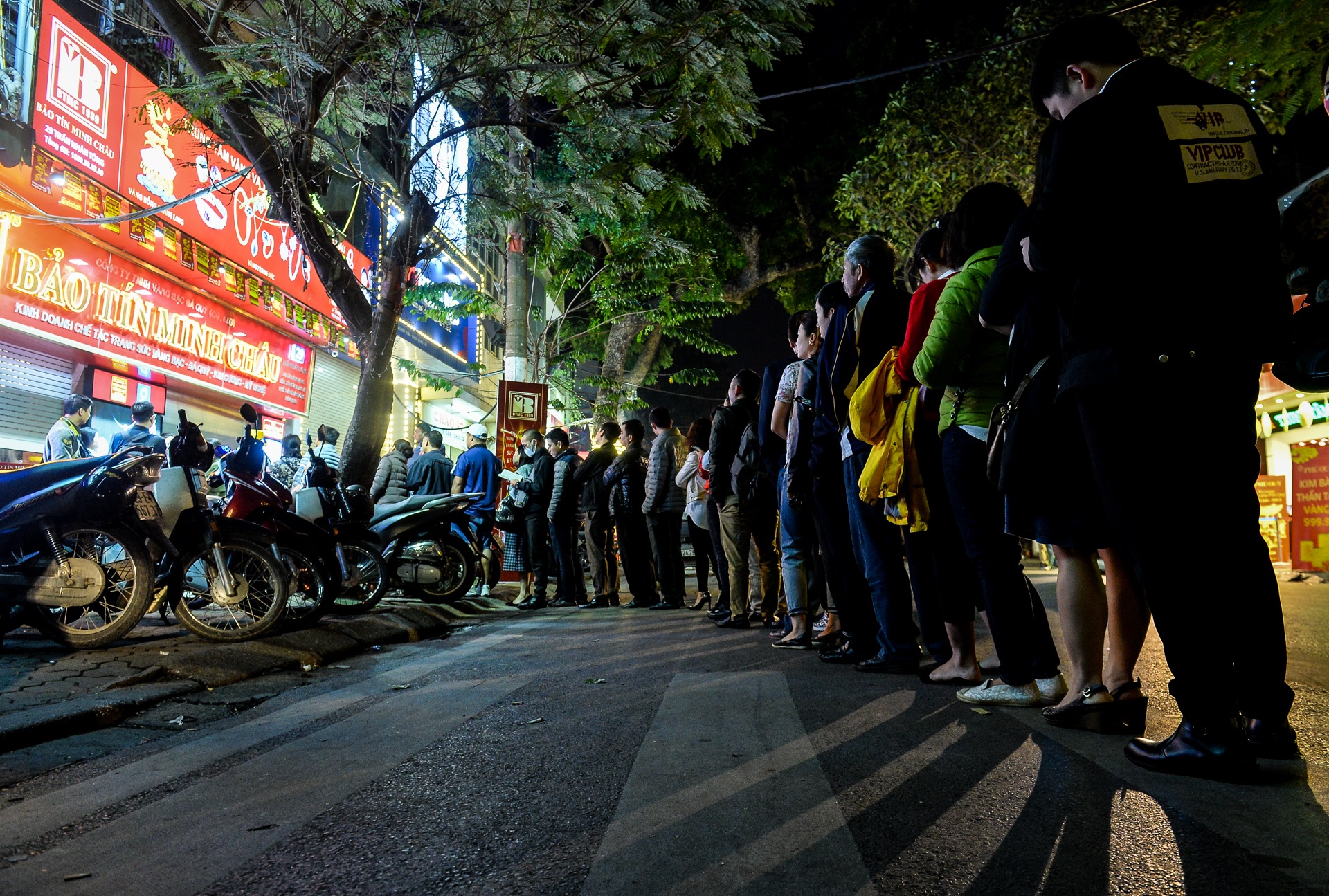 ba bau cho de xep hang mua vang anh 1