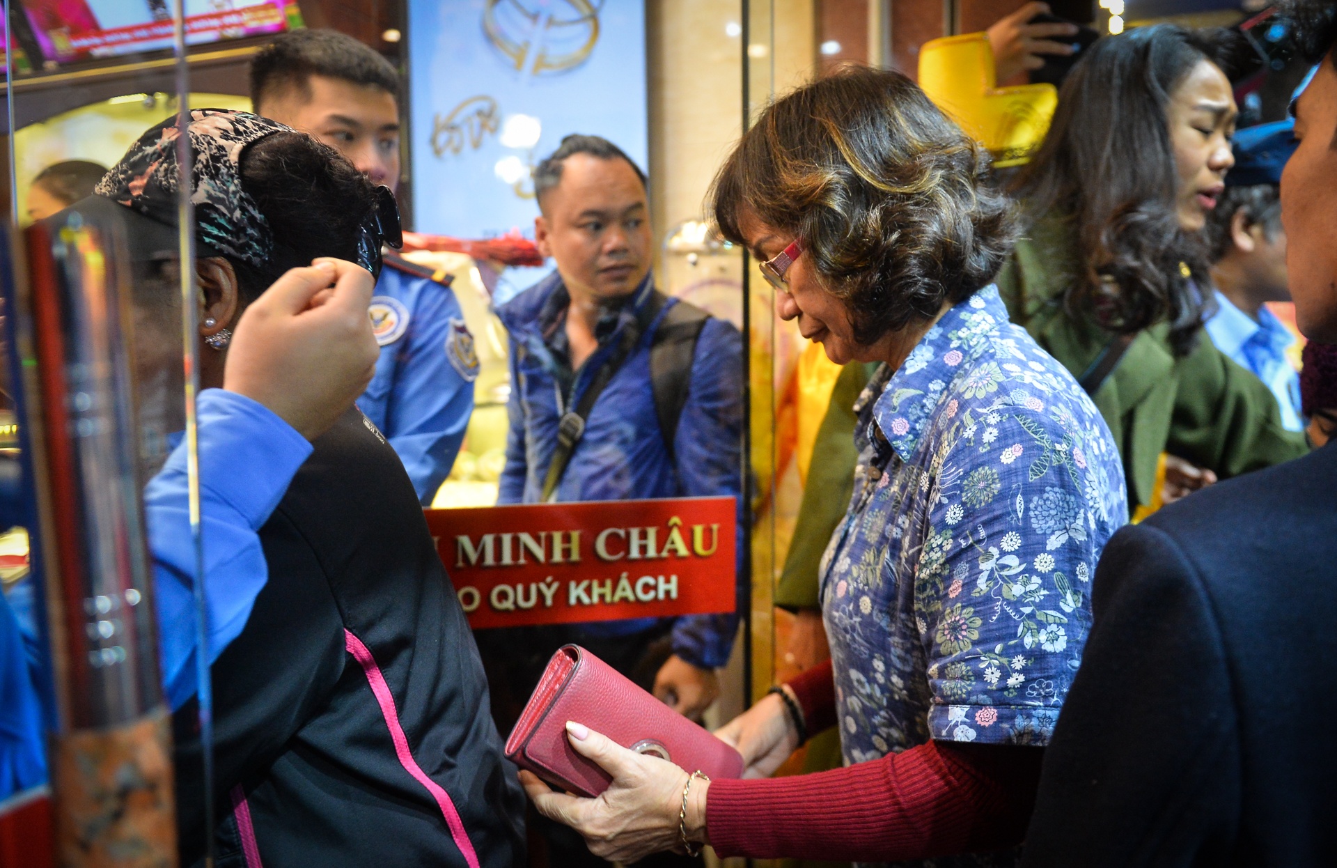 ba bau cho de xep hang mua vang anh 6