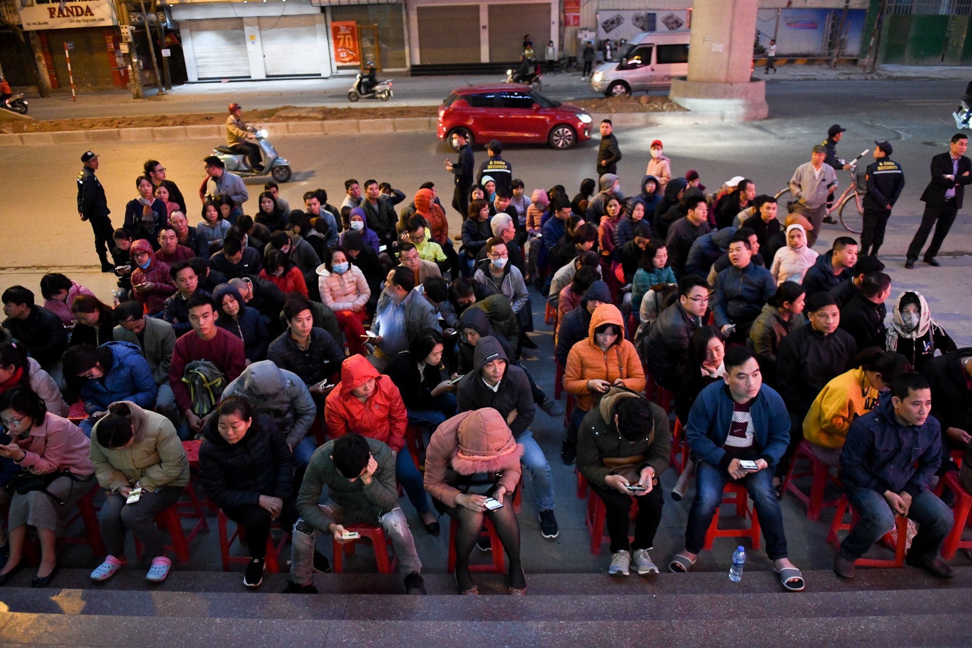 ba bau cho de xep hang mua vang anh 8