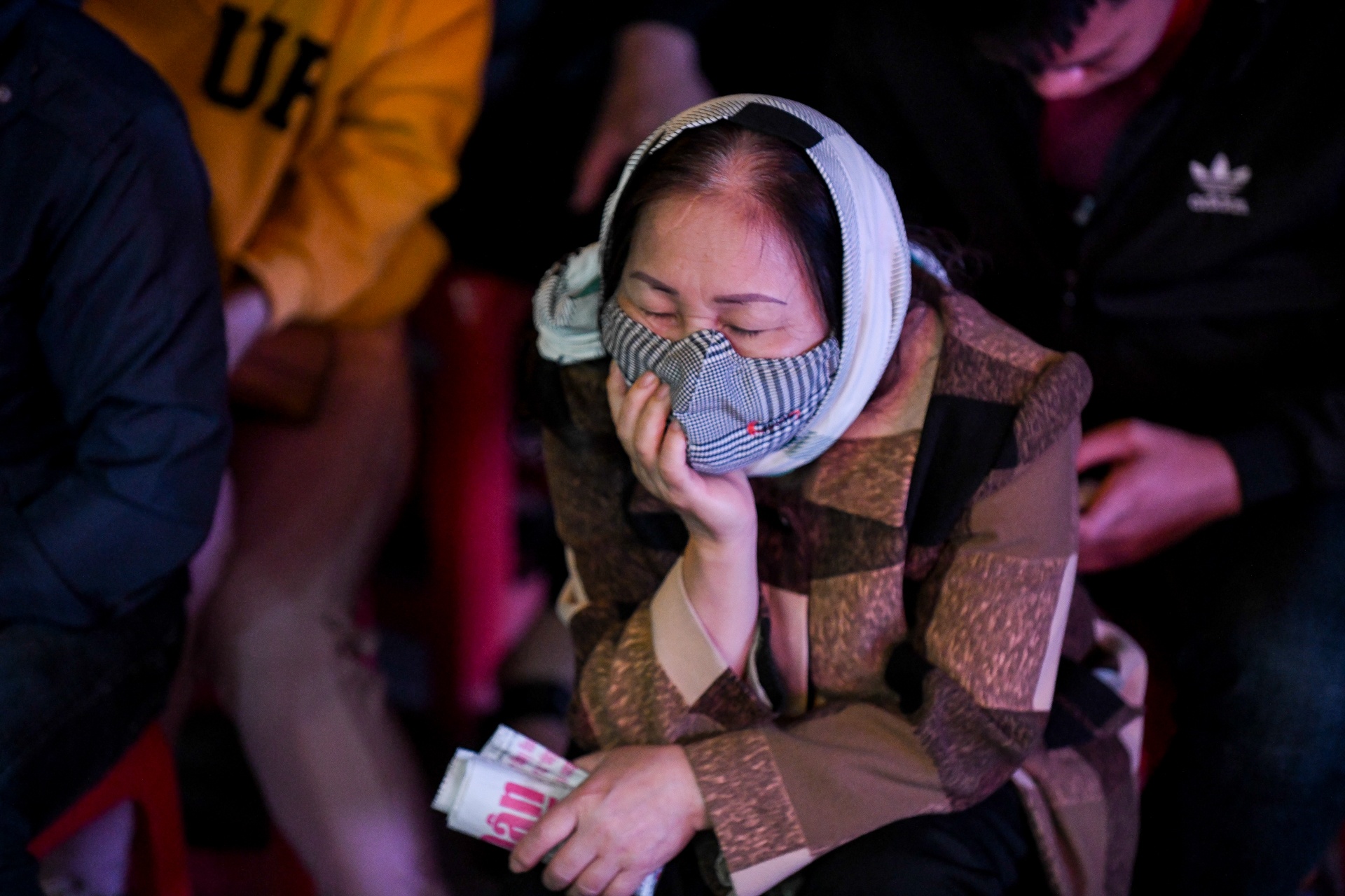 ba bau cho de xep hang mua vang anh 9