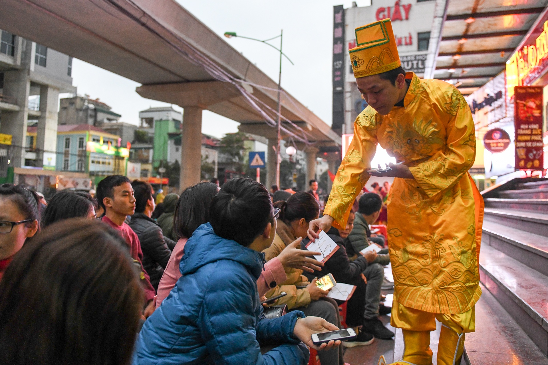 ba bau cho de xep hang mua vang anh 10
