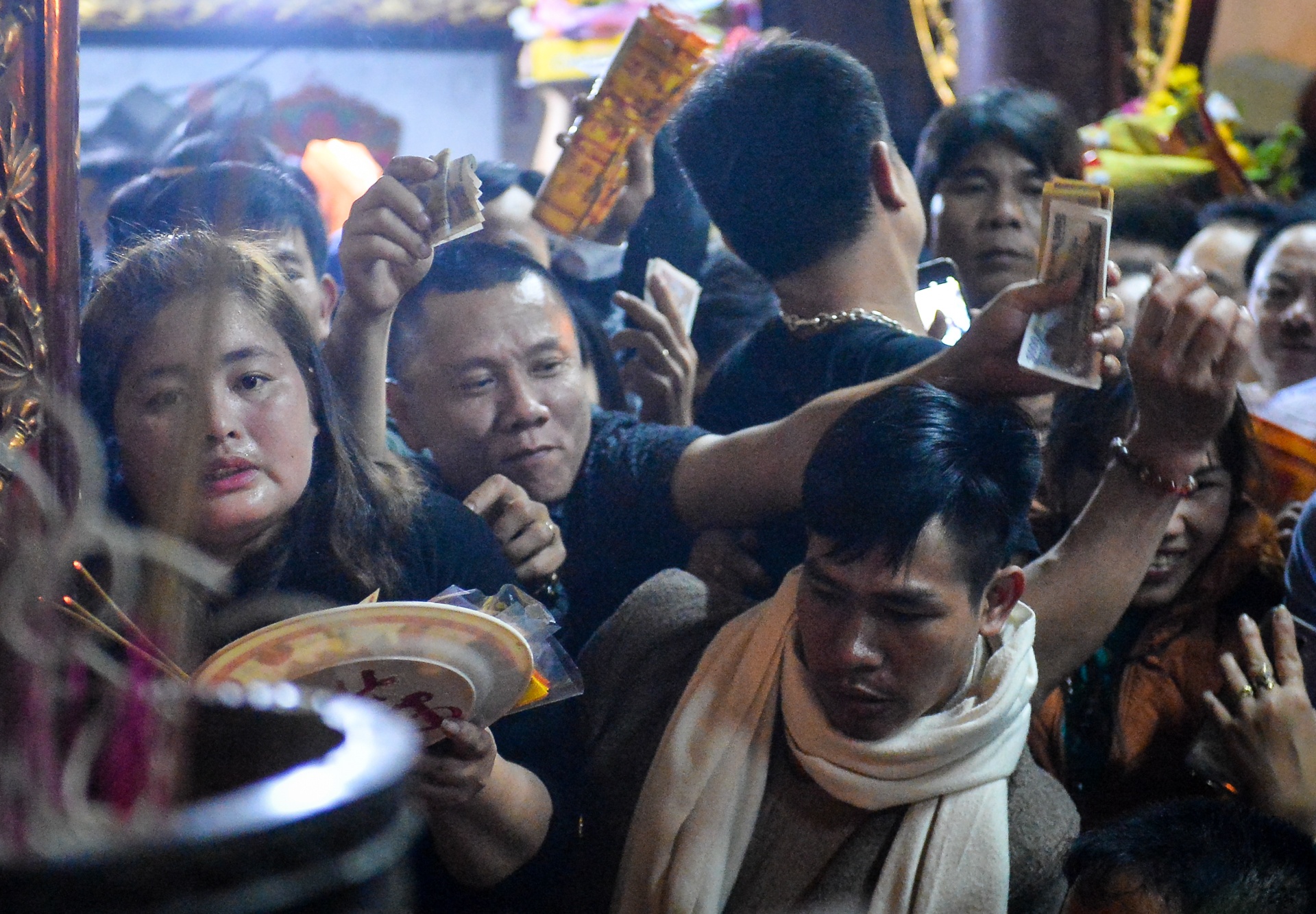 Dai bieu vo loc, nem tien dem khai an den Tran hinh anh