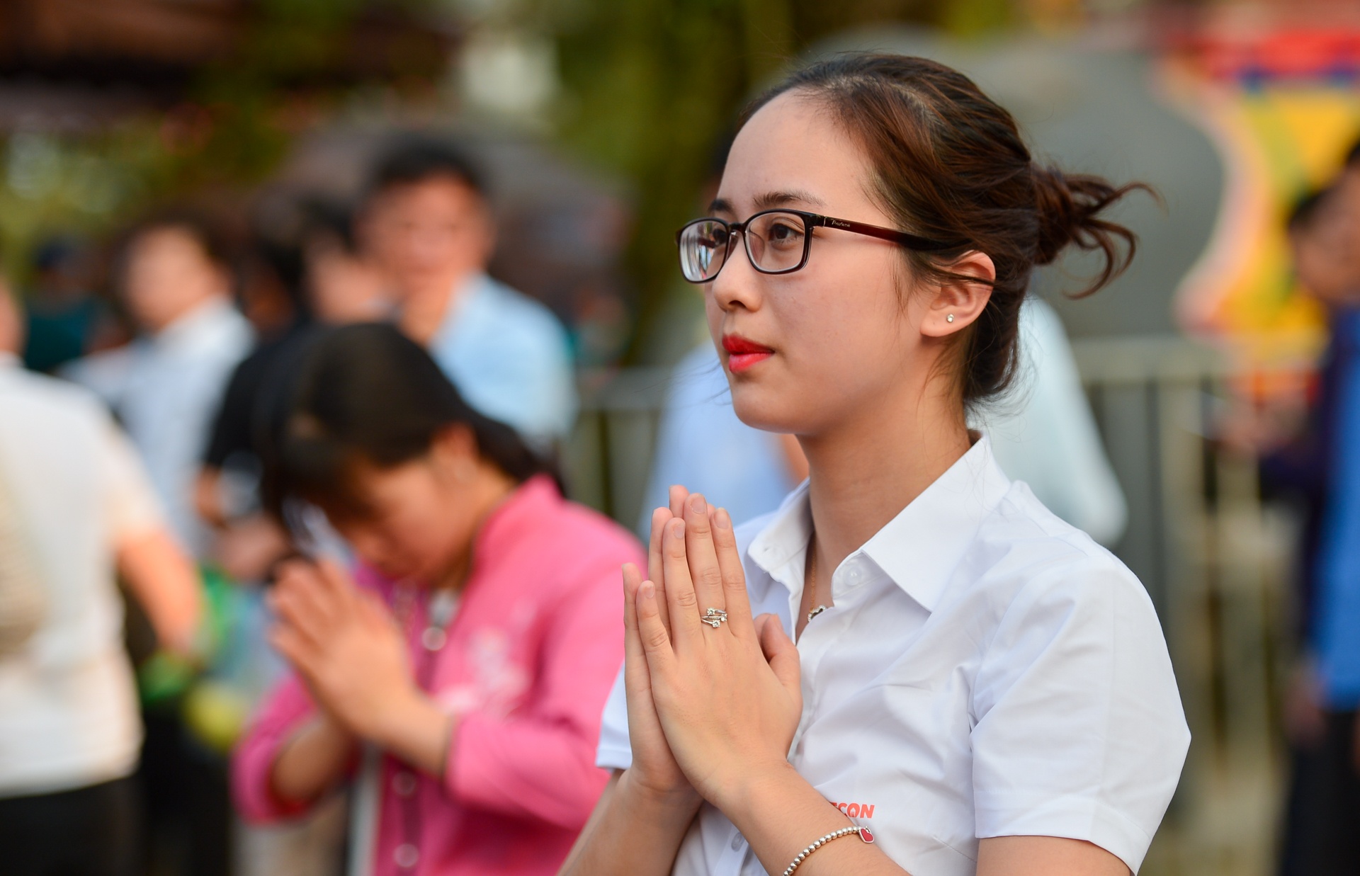 Nhan vien van phong tap nap den den Tran truoc gio khai an hinh anh