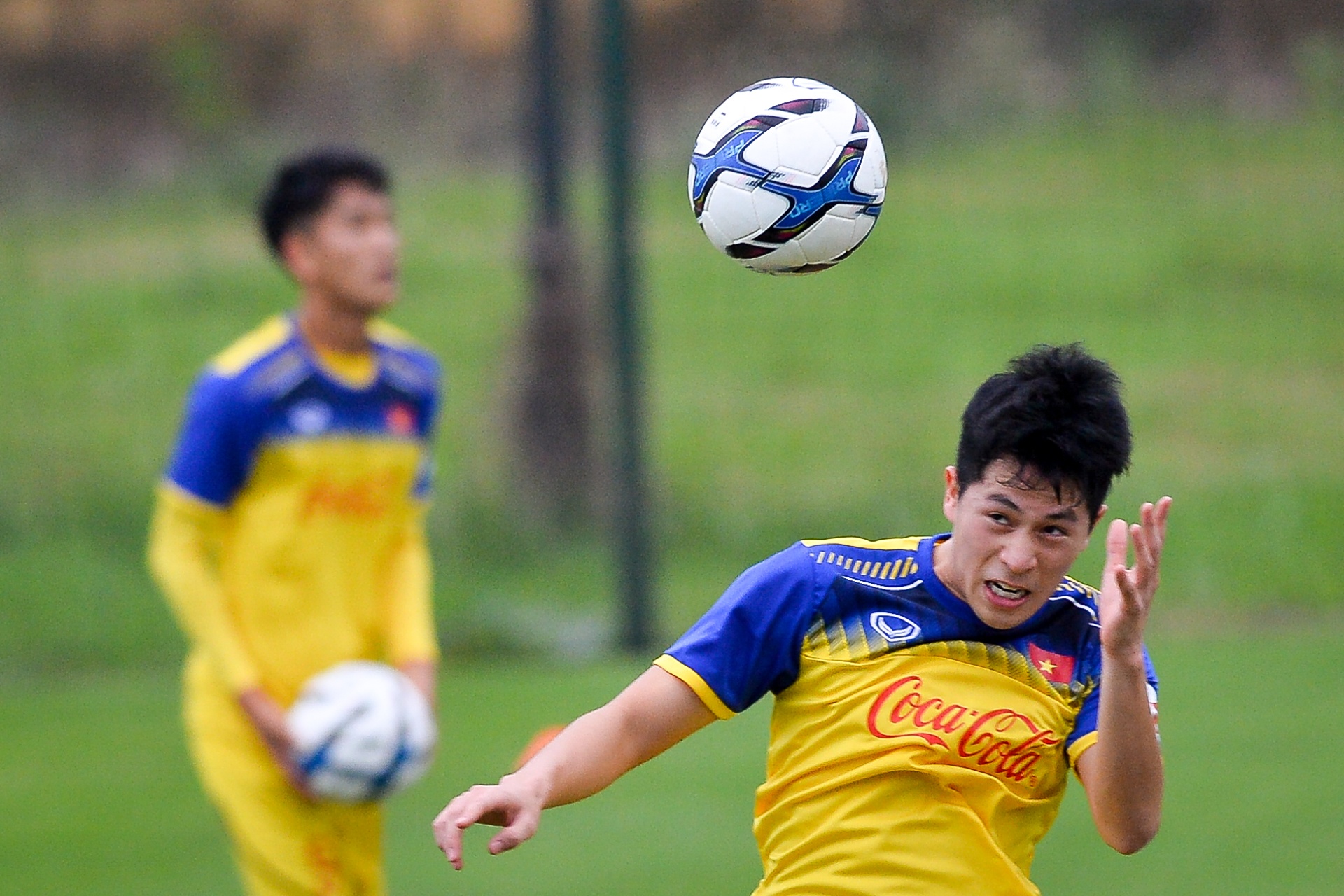 Dinh Trong, Tien Linh lam quen voi bong sau chan thuong dai ngay hinh anh