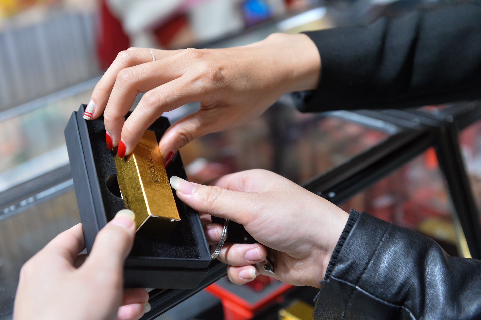 di 300km de tang hoa cho vo con ngay 8-3 anh 11