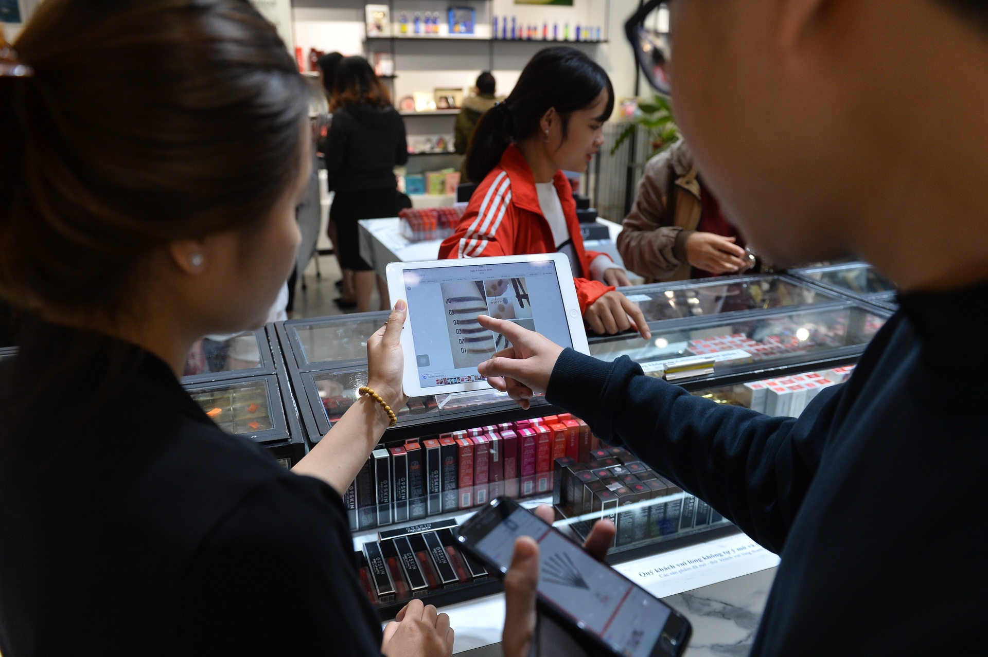 di 300km de tang hoa cho vo con ngay 8-3 anh 12