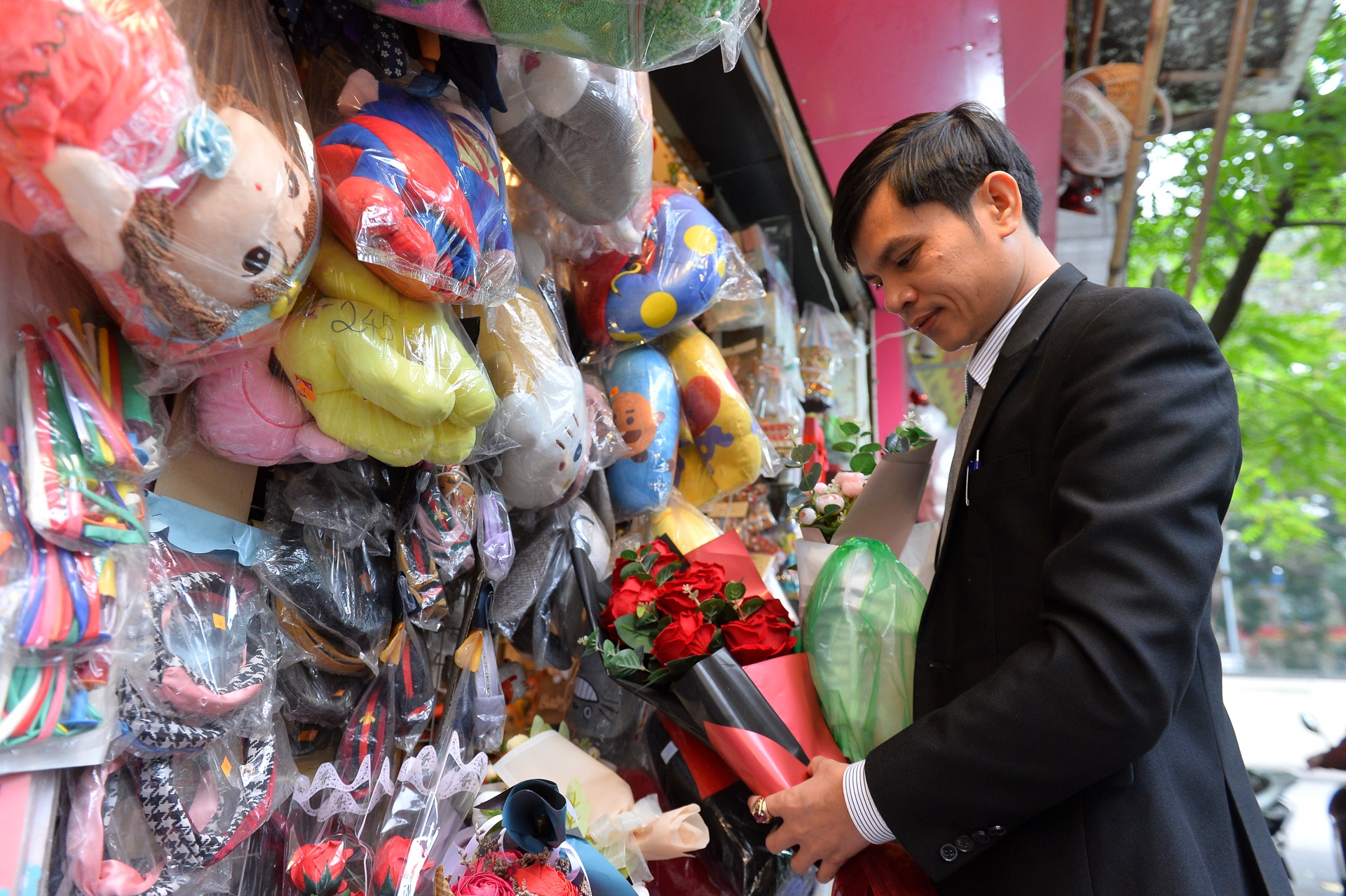 di 300km de tang hoa cho vo con ngay 8-3 anh 2