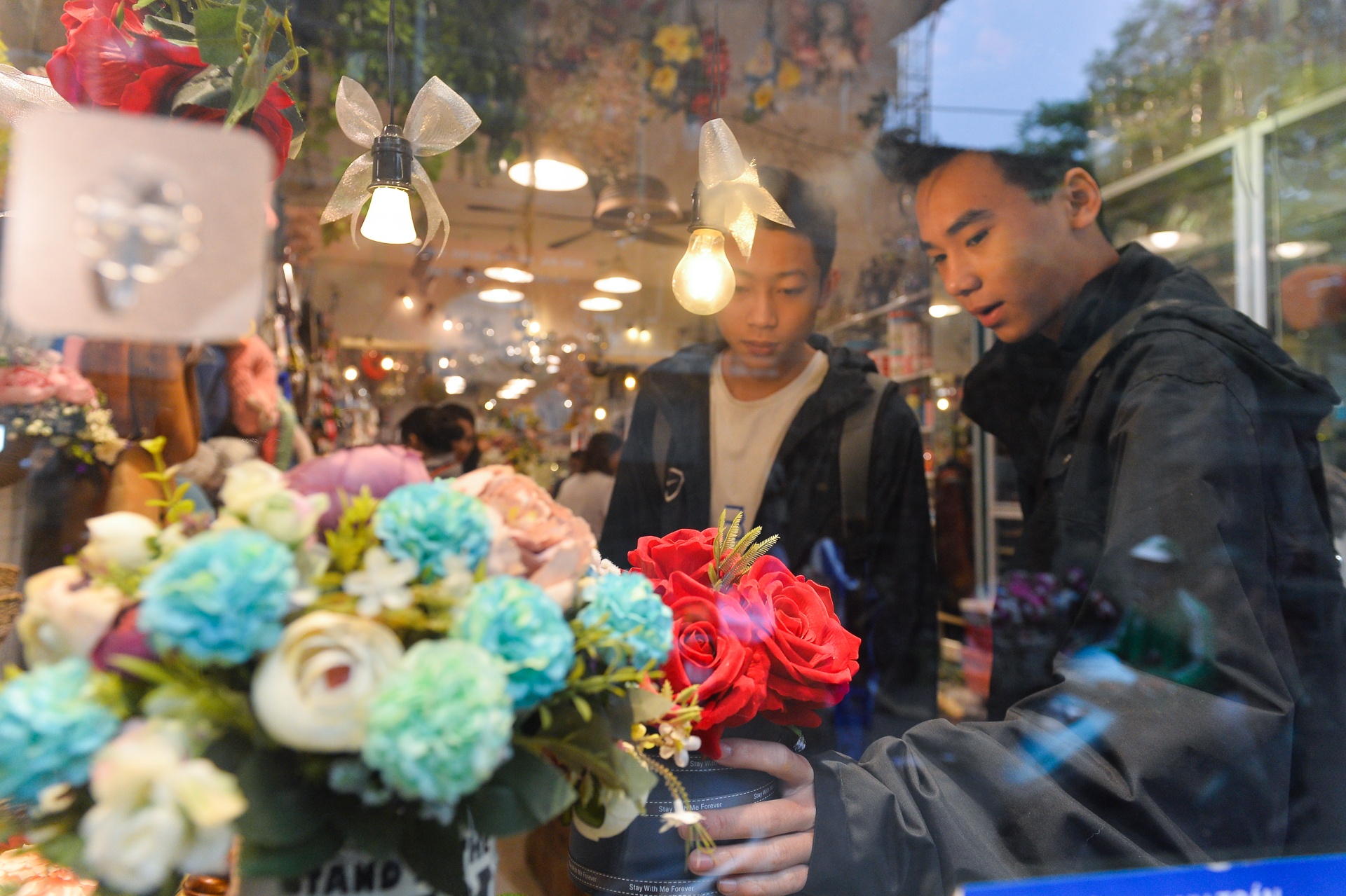 di 300km de tang hoa cho vo con ngay 8-3 anh 3