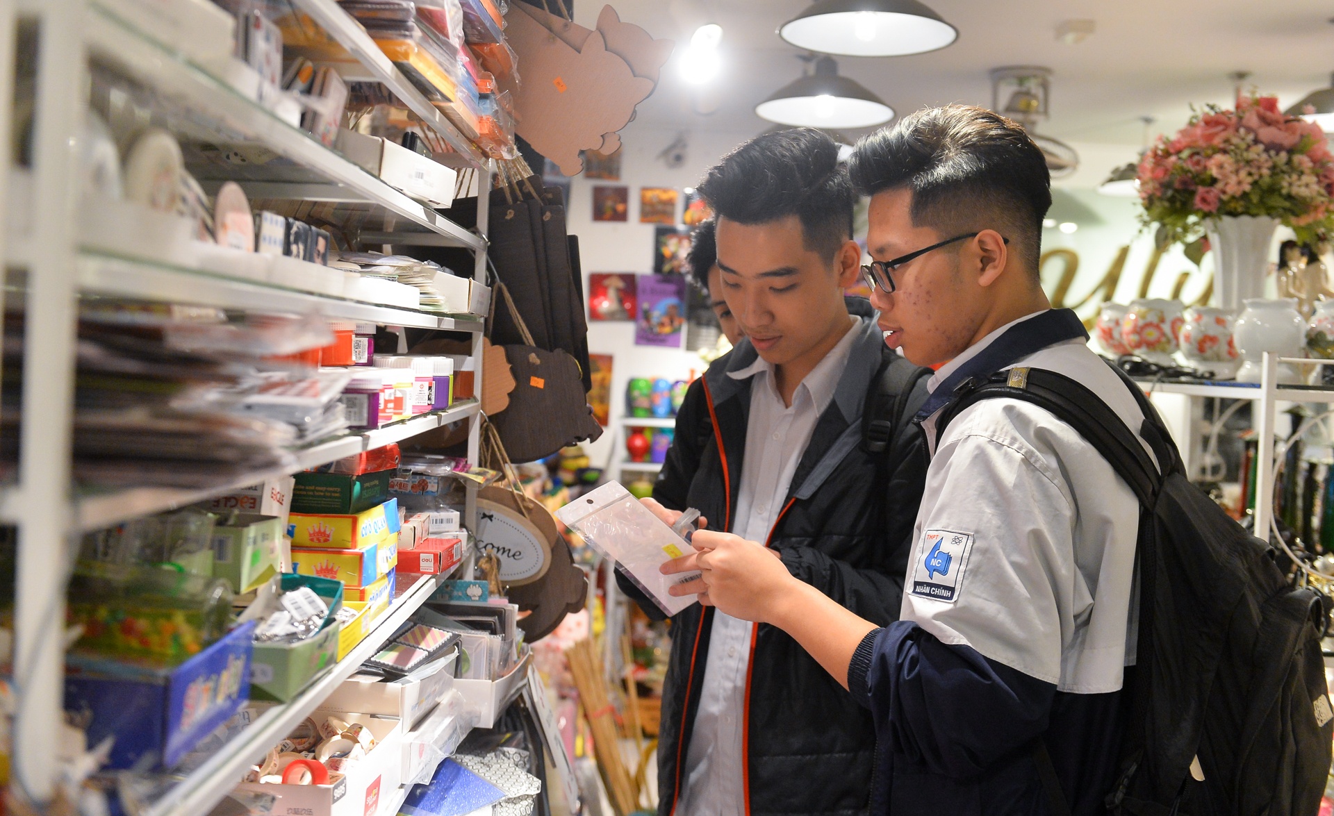 di 300km de tang hoa cho vo con ngay 8-3 anh 4